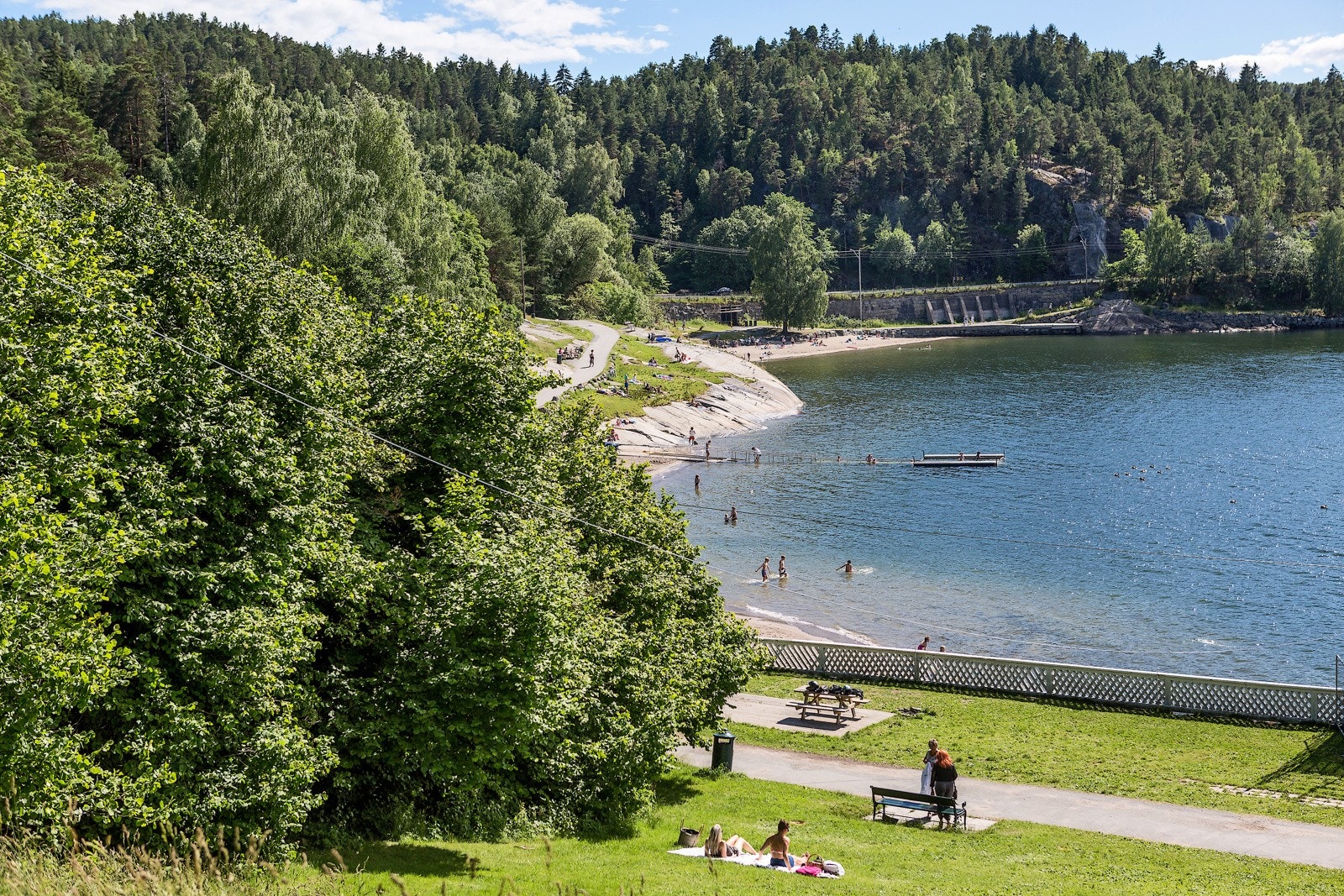 Langs fjorden er det flere populære badestrender - her Hvervenbukta Galleribilde