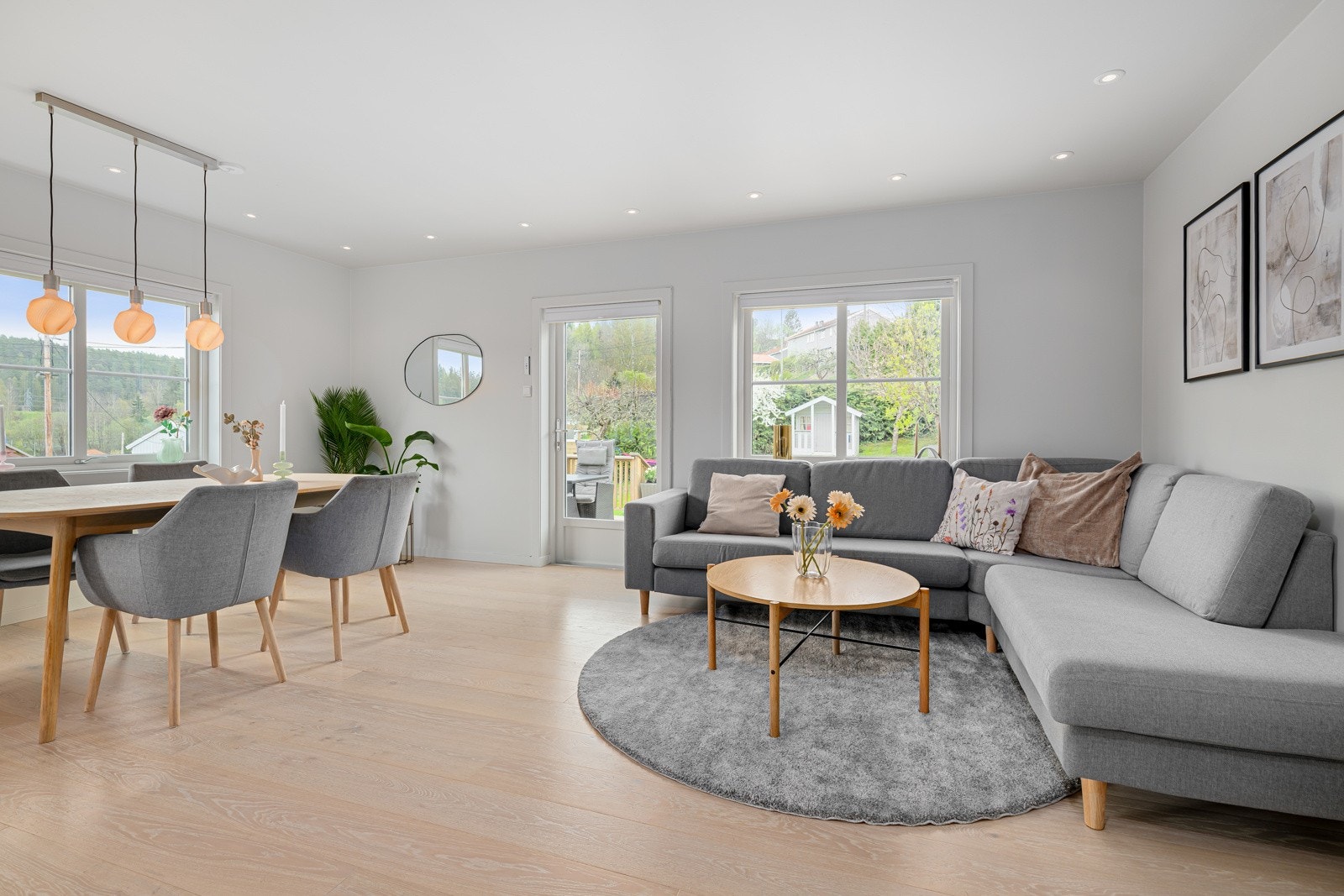 Den åpne og luftige planløsningen sammen med de store vindusflatene sørger for rikelig med lysinnfall Galleribilde