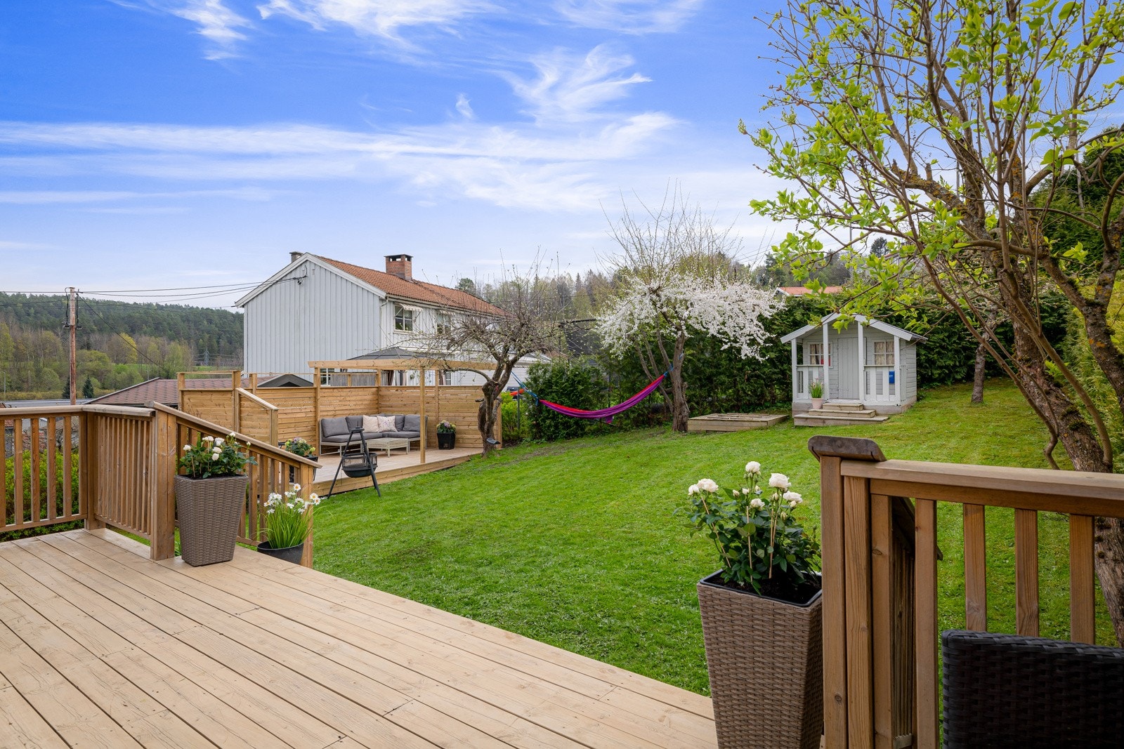 Her kan du helt usjenert sette deg i solveggen på terrassen og nyte en god kopp kaffe mens barna leker trygt Galleribilde