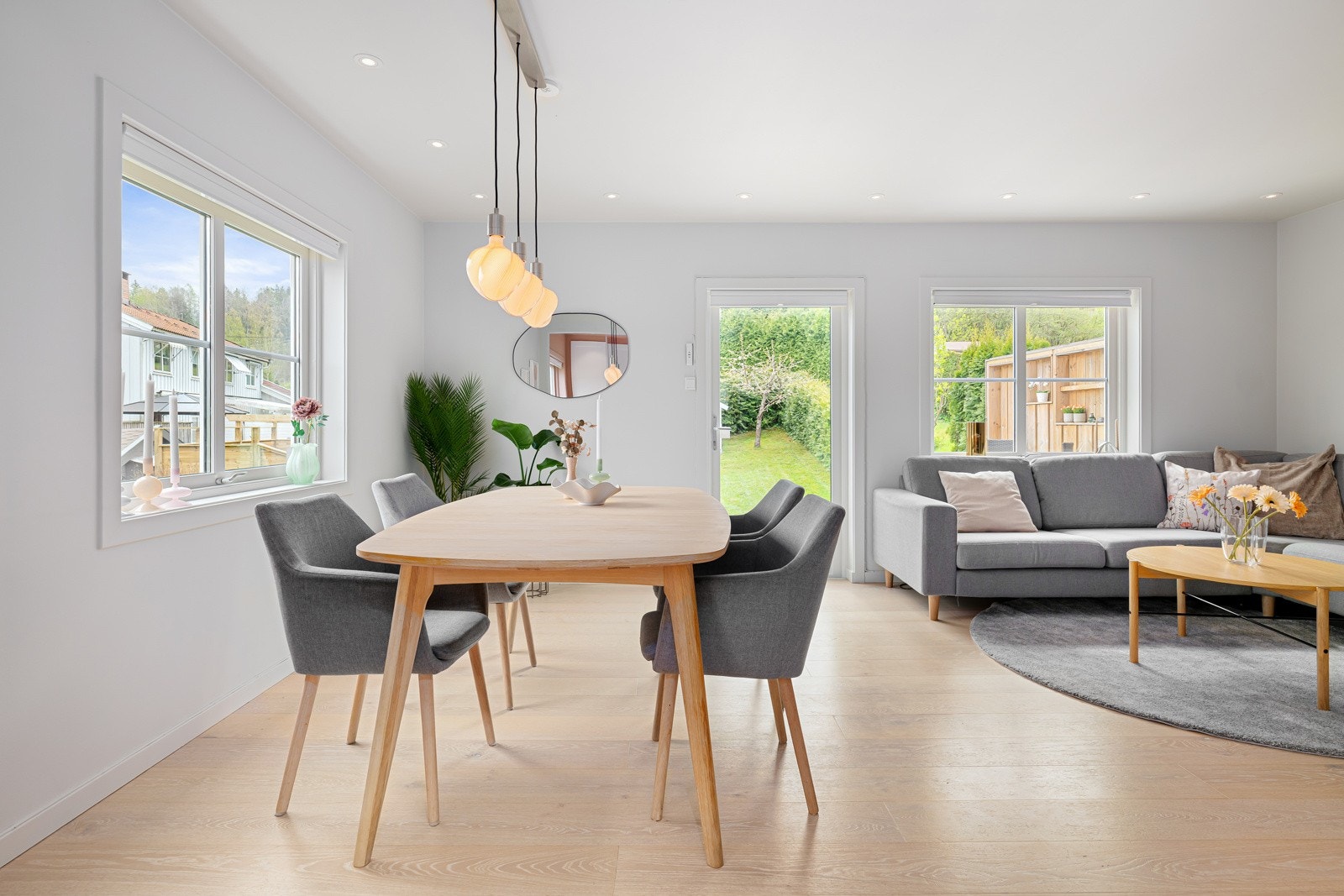 God plass til romslig spisebord, perfekt til hyggelige måltider med venner og familie Galleribilde