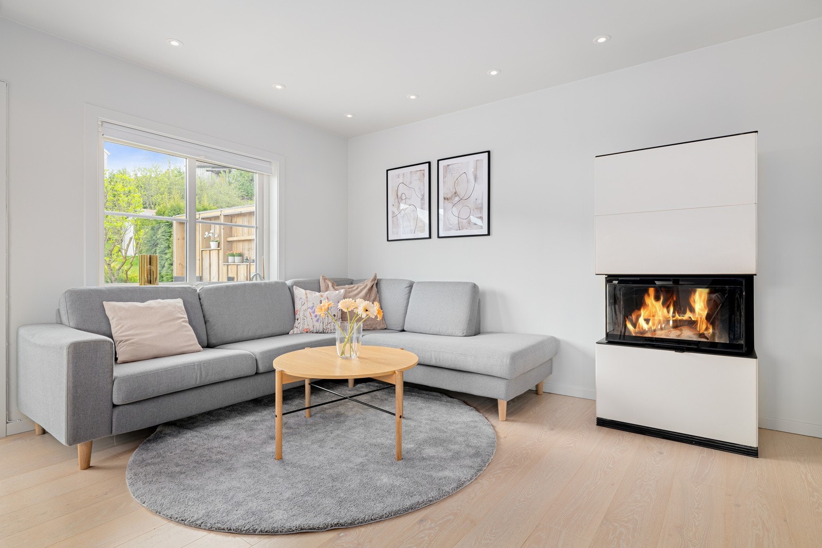 Den noe tilbaketrukkede stuekroken rommer godt en stor sofagruppe med bord og TV Galleribilde