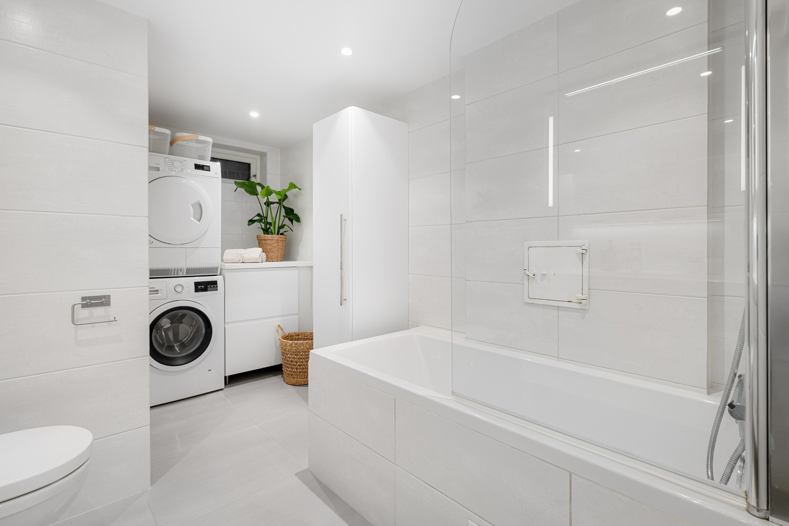 Hvem liker vel ikke tanken på å legge seg i et varmt badekar en kald vinterdag? Det har du muligheten til her! Galleribilde