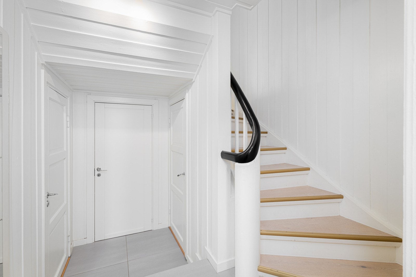 I boligens underetasje finner du TV stue(soverom 4), bad/vaskerom og boder Galleribilde