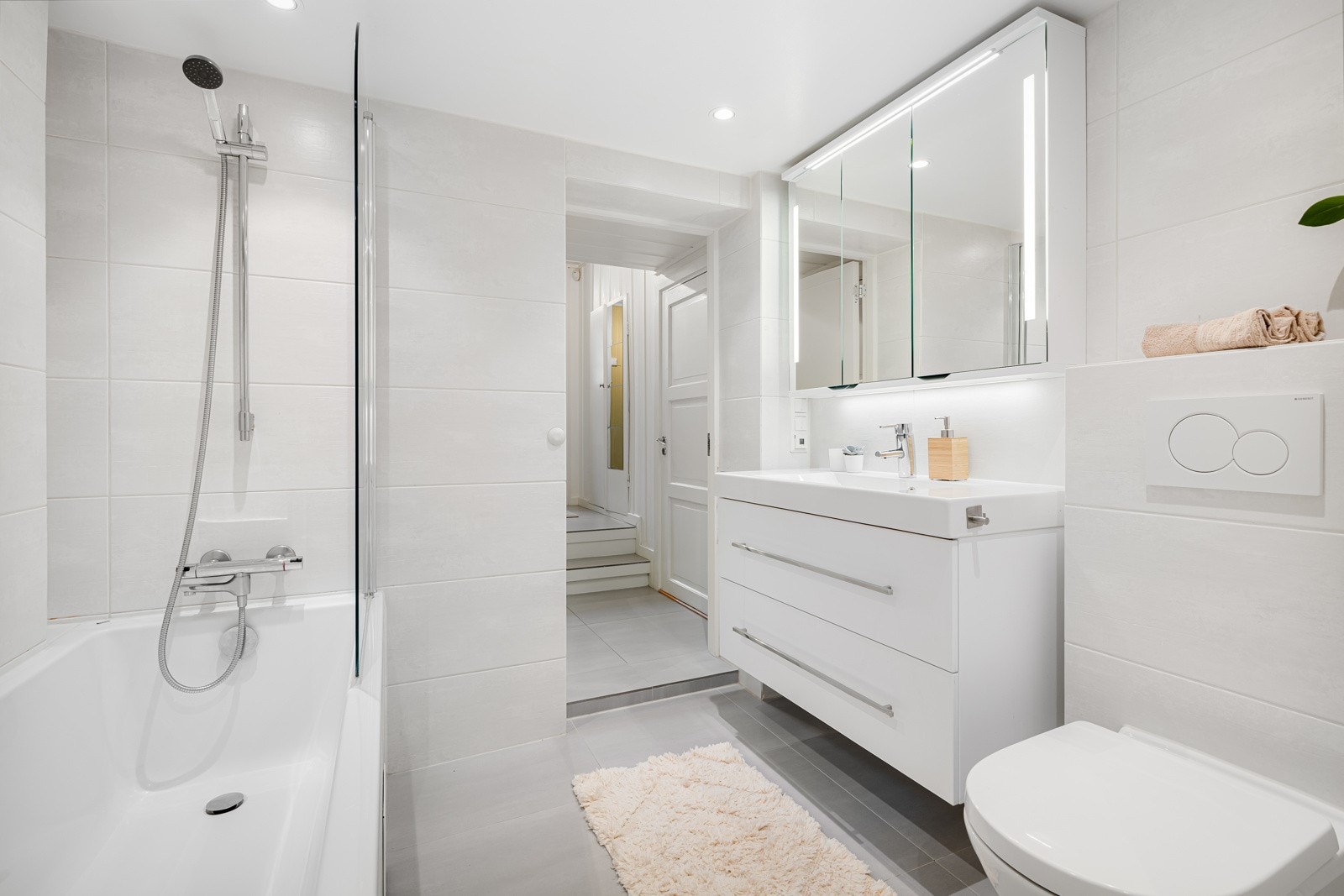 Romslig og hyggelig baderom som ble renovert i 2016 av tidligere eier Galleribilde