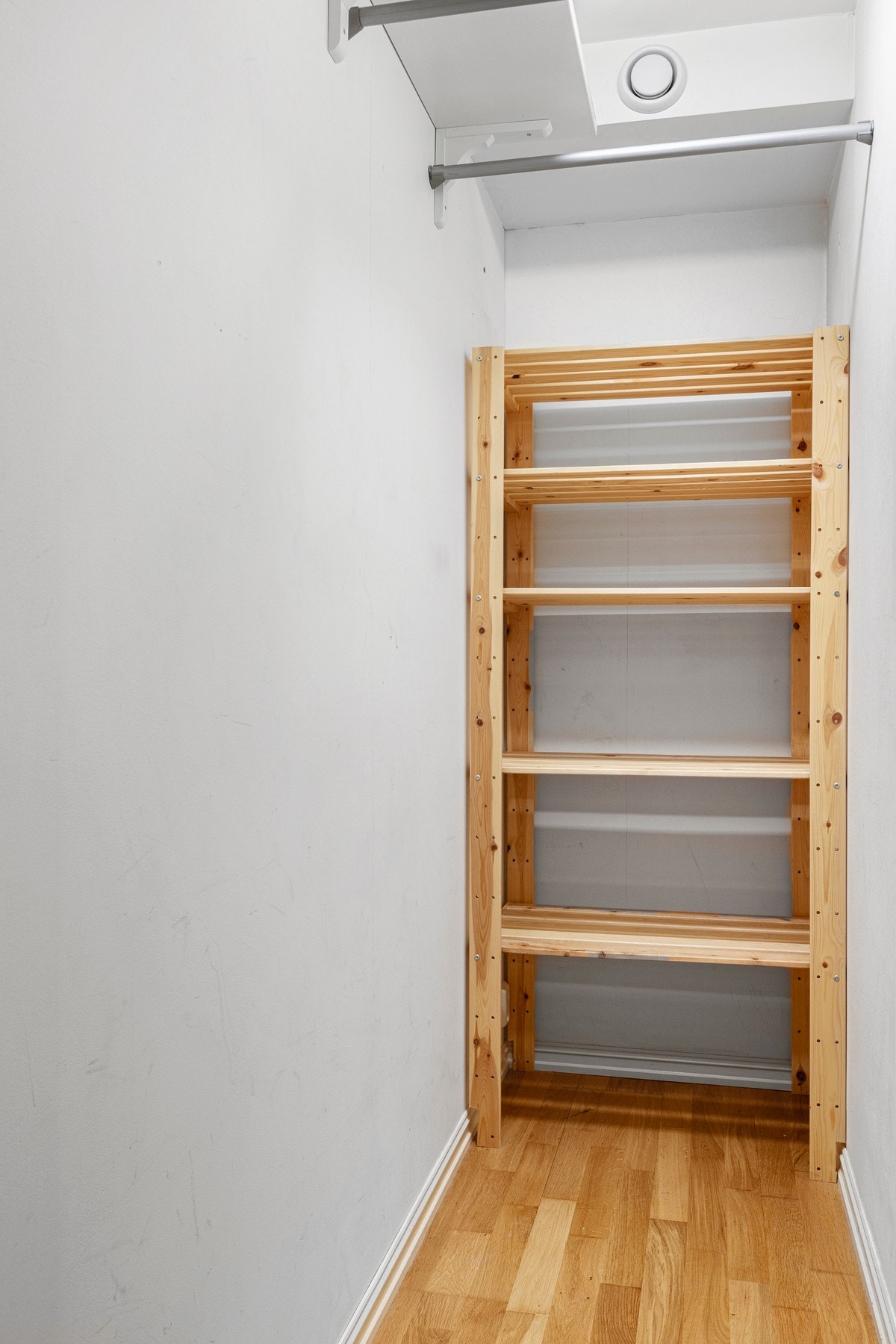 I tilknytning til entreen ligger en praktisk innvendig bod på ca. 2 kvm - perfekt for oppbevaring av sesongutstyr, støvsuger og annet. Galleribilde