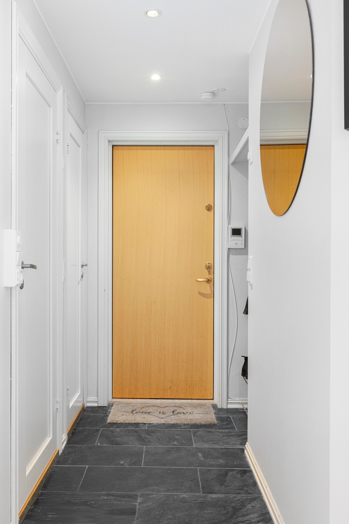 Velkommen inn i en innbydende entré ønsker deg velkommen hjem. Her er det flislagt gulv med behagelige varmekabler, som gir en lun start på dagen. Det er god plass til skohylle, knagger og annet du trenger i hverdagen. Galleribilde