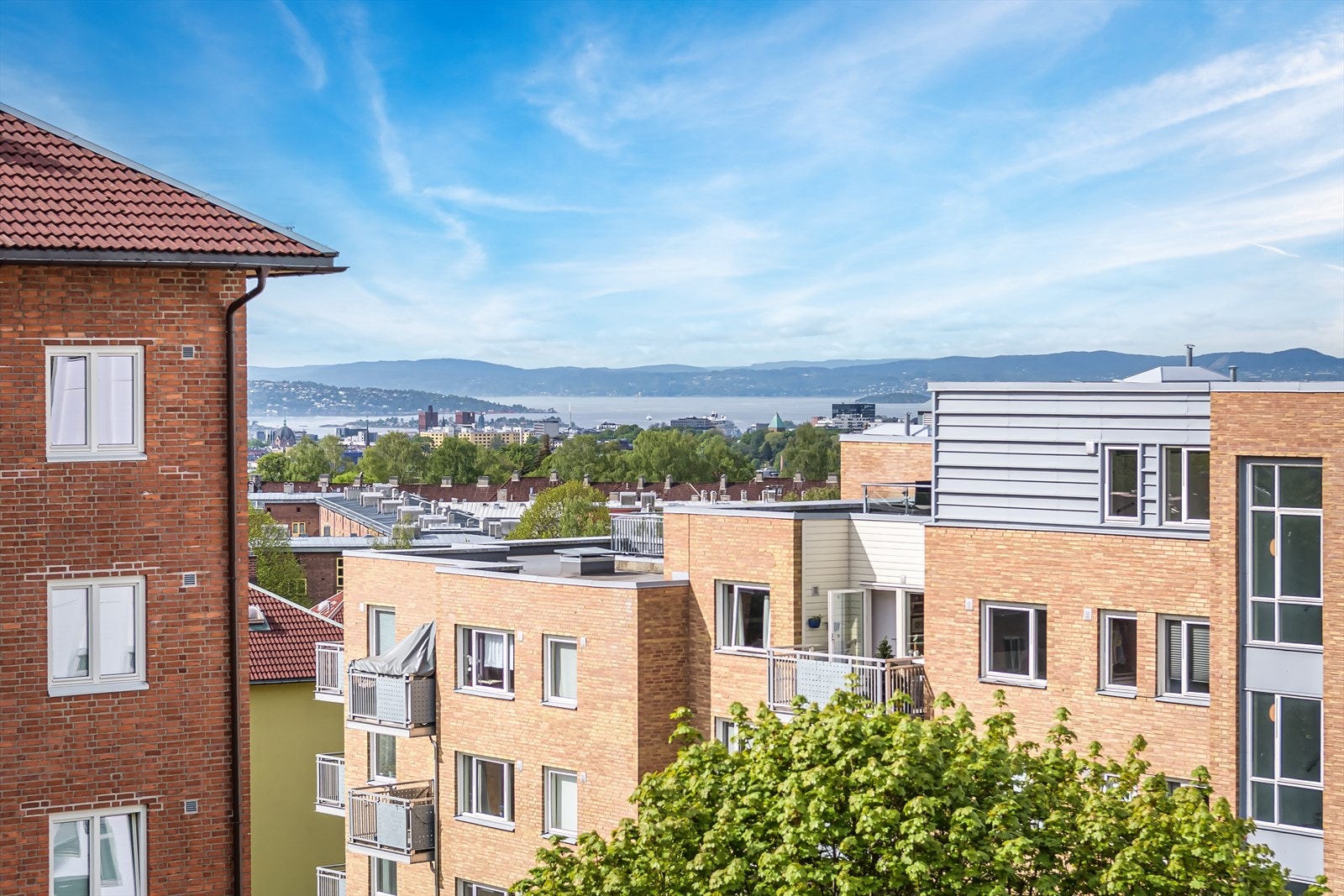 Denne smakfulle leiligheten byr på en sydvendt balkong på 4 kvm med gode solforhold og flott utsikt over Oslofjorden. Galleribilde