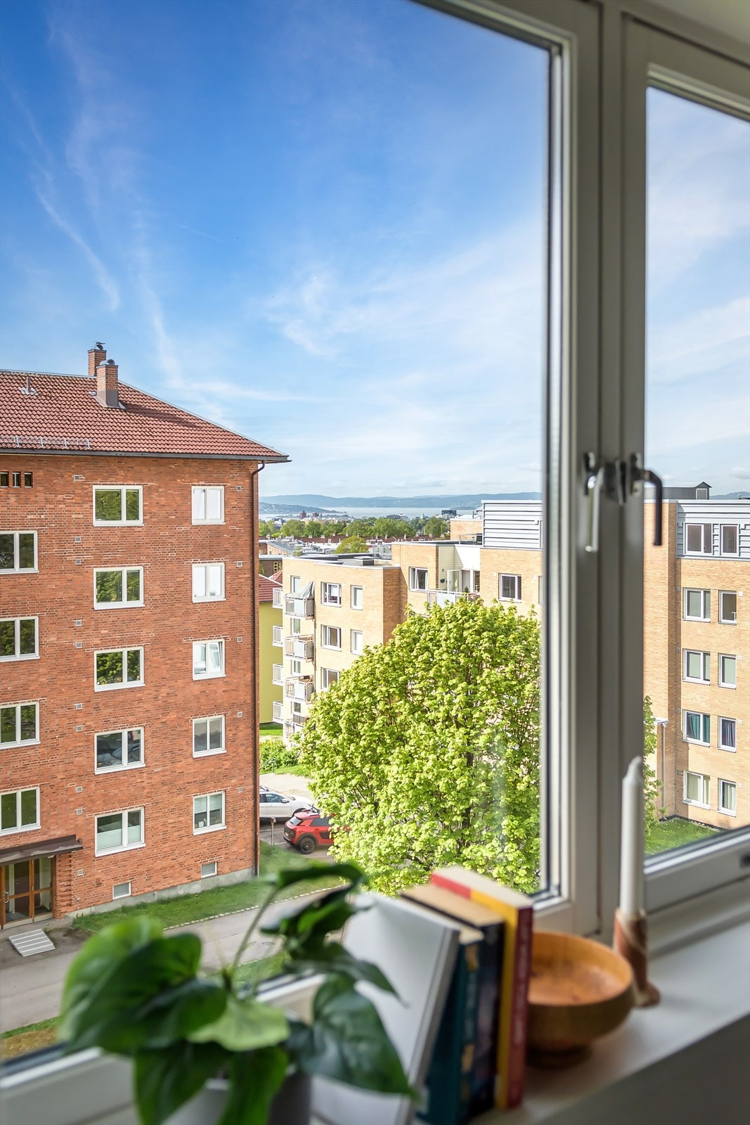 Leiligheten har store vindusflater med dype karmer. Galleribilde