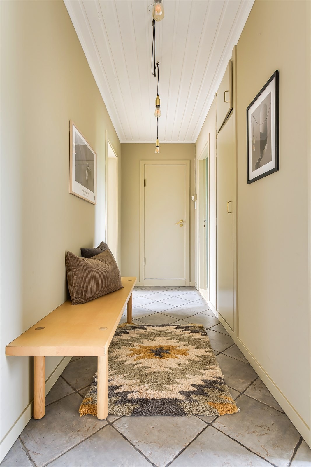 Vel inne ankommer du en innbydende entré med god plass til oppheng av yttertøy og plassering av sko. Galleribilde