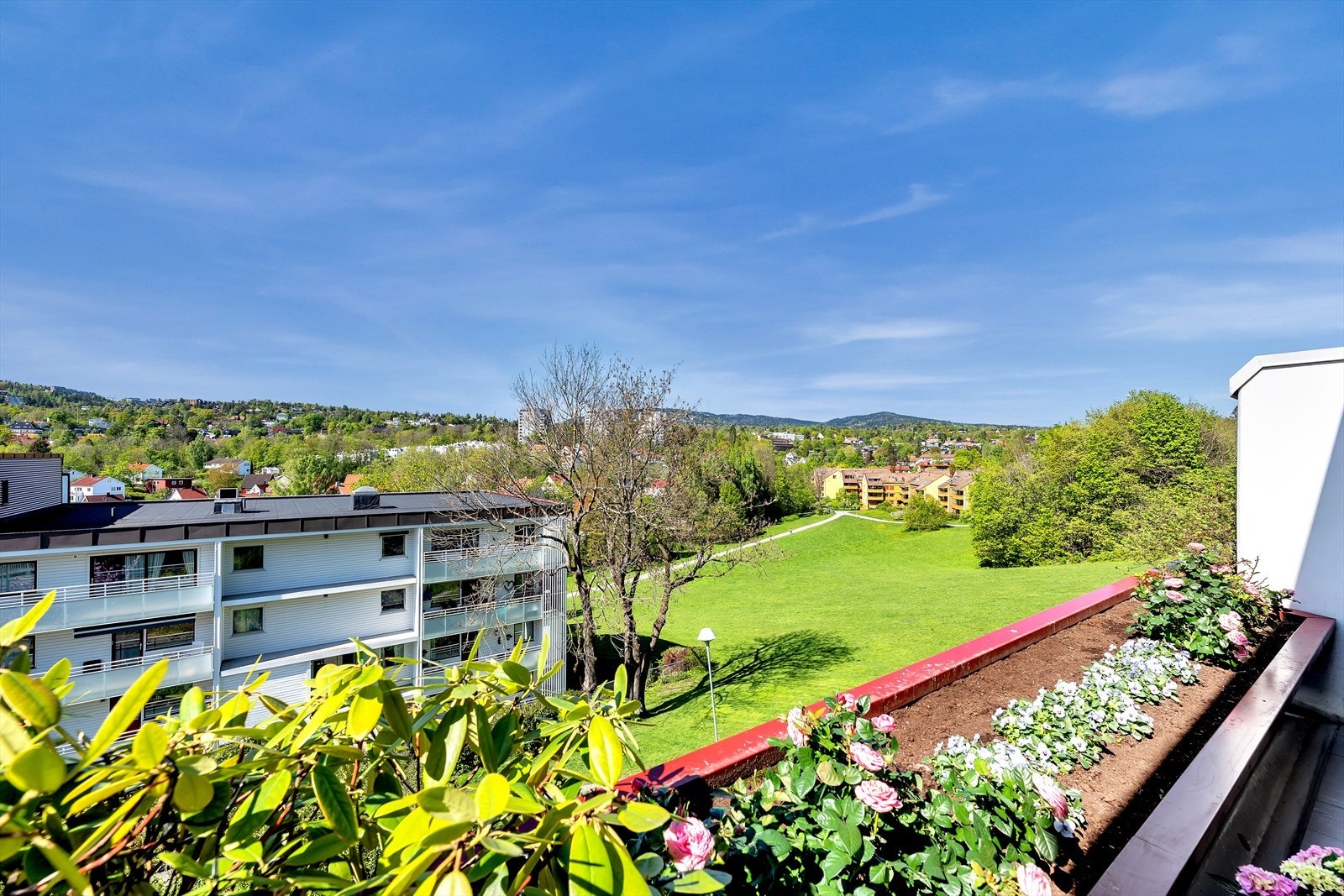Naboblokkene er plassert lenger unna balkongen, noe som gjør denne seksjonen til en av få med minimalt innsyn og uhindret sollys på balkongen. Galleribilde