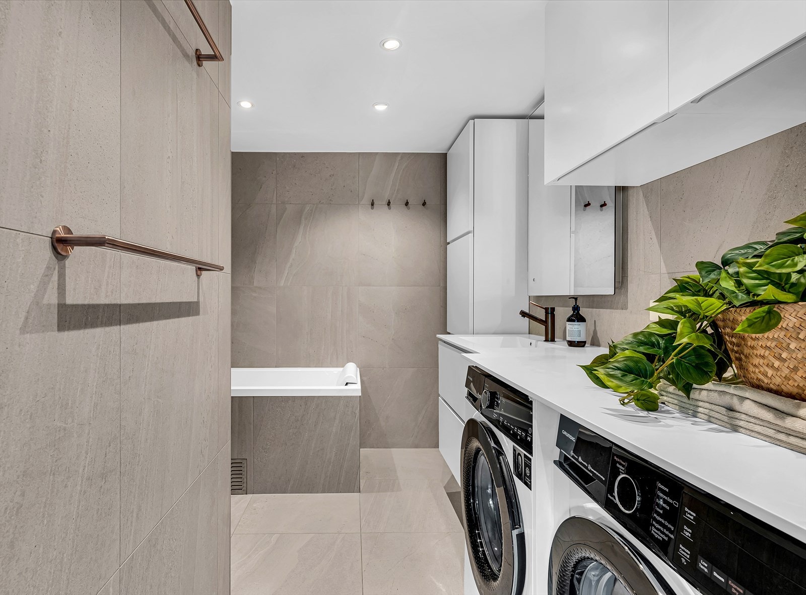 Hovedsoverommet har sitt eget private bad/vaskerom, med rikelig plass til både vask og tørk. Galleribilde