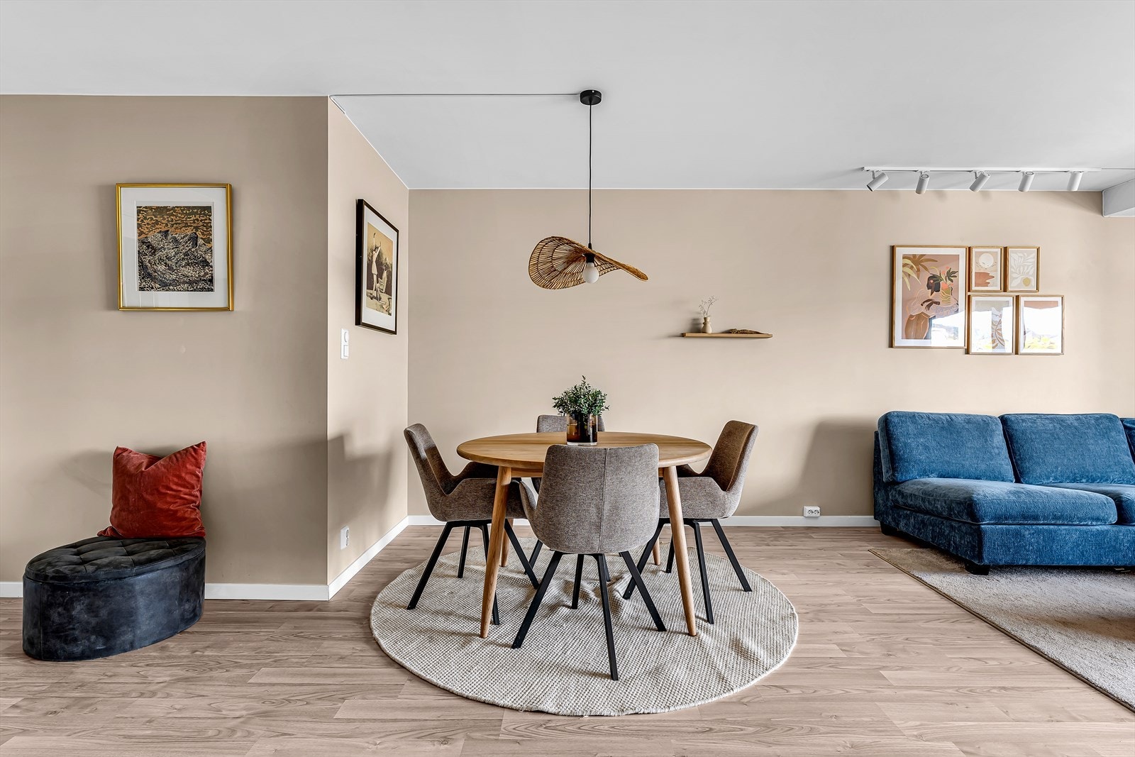 Spisebordet har en naturlig plassering, med god plass til å utvide bordet når storfamilien samles, uten at det går på bekostning av romfølelsen eller innredningsmulighetene. Galleribilde