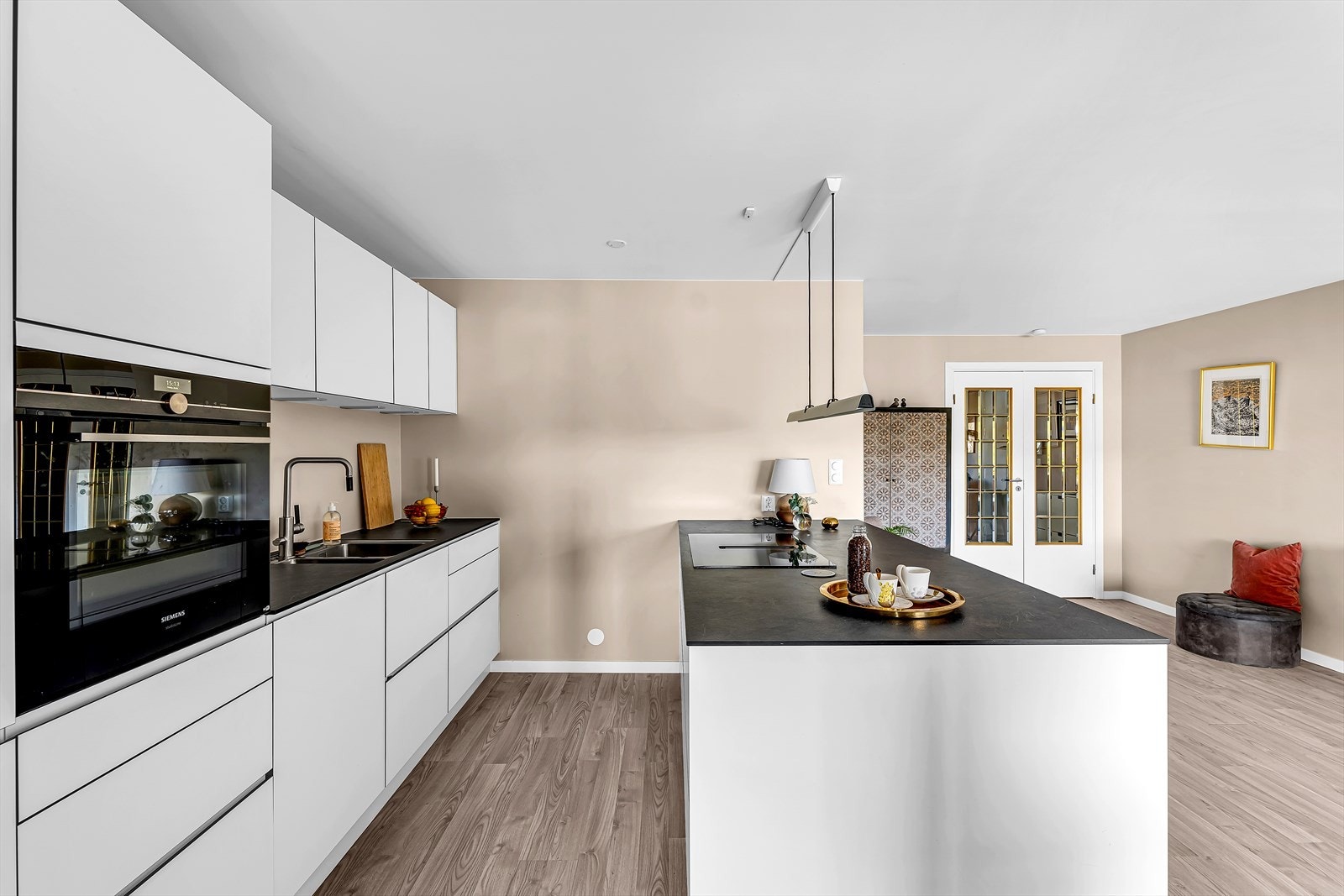 Kjøkkenøya skaper en naturlig flyt mellom stue og kjøkken, og gjør det enkelt å være sosial med resten av selskapet mens du lager mat Galleribilde