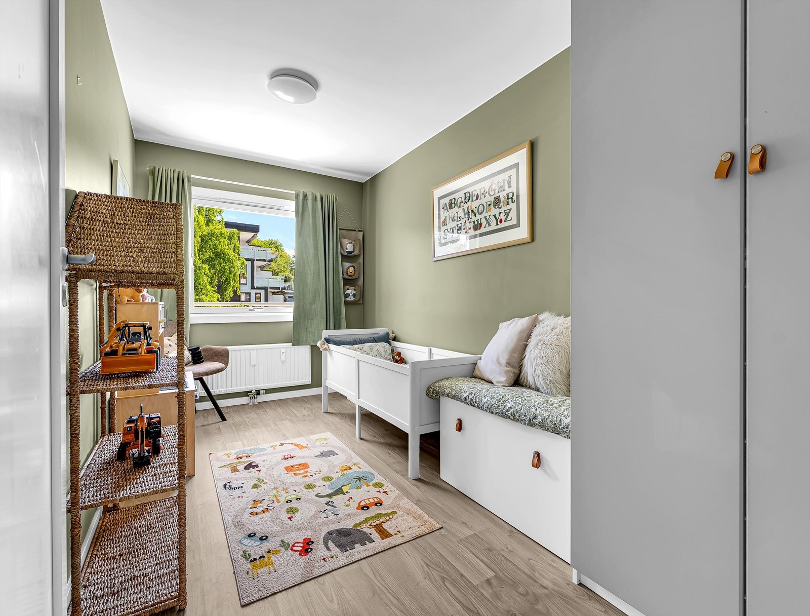 Soverom 2 tilbyr god plass til både enkeltseng, praktisk lagring og en romslig garderobeløsning. Galleribilde