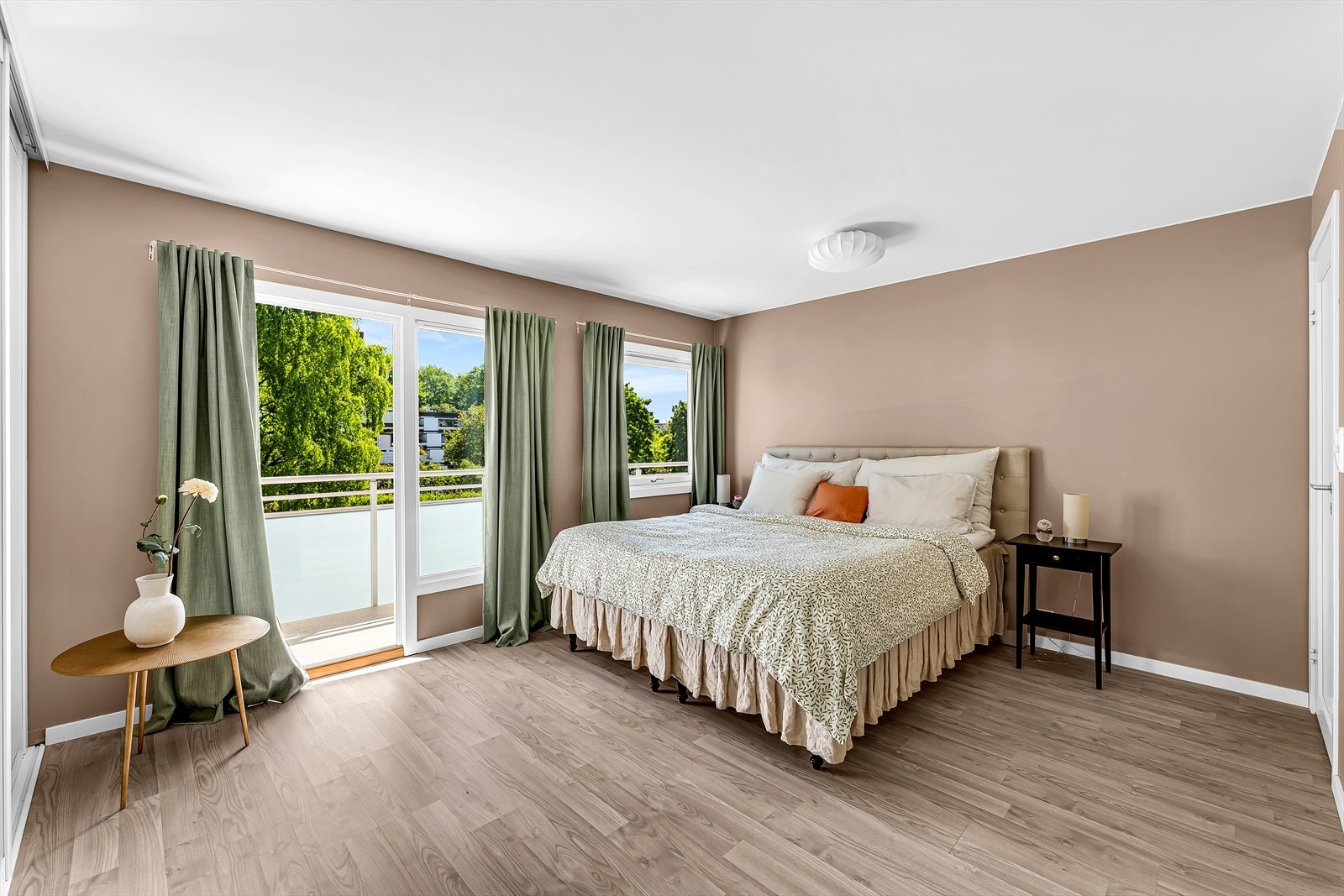 Soverommet har direkte adkomst til en privat balkong, hvor du kan nyte morgenkaffen i solen og starte dagen på best mulig måte. Galleribilde