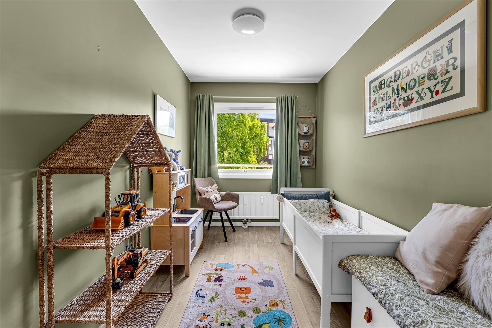 Soverom 2 vender mot en rolig og frodig bakgård. Galleribilde