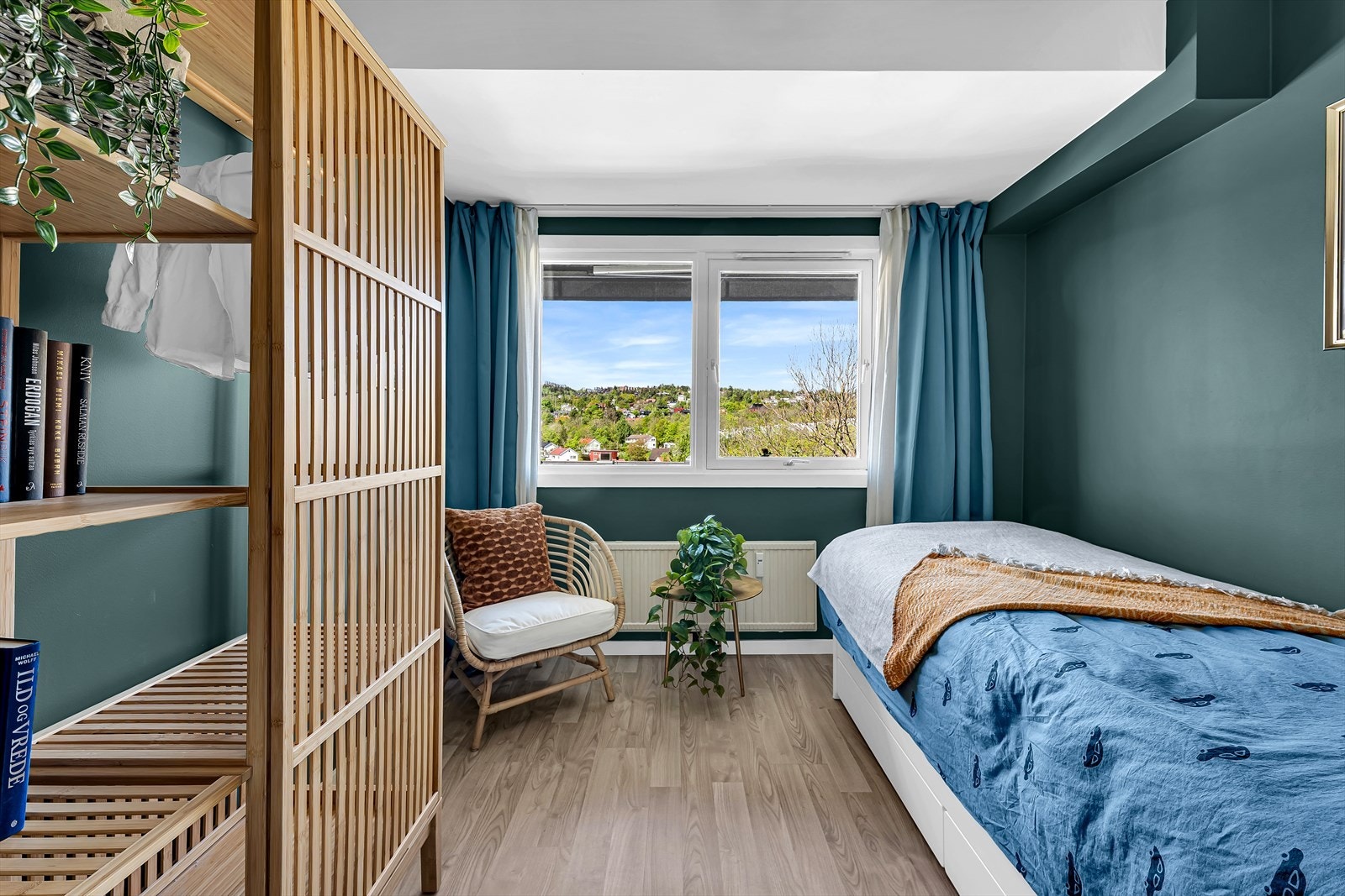 Soverom 1 har godt med plass til en enkeltseng og mulighet for en romslig garderobeløsning Galleribilde