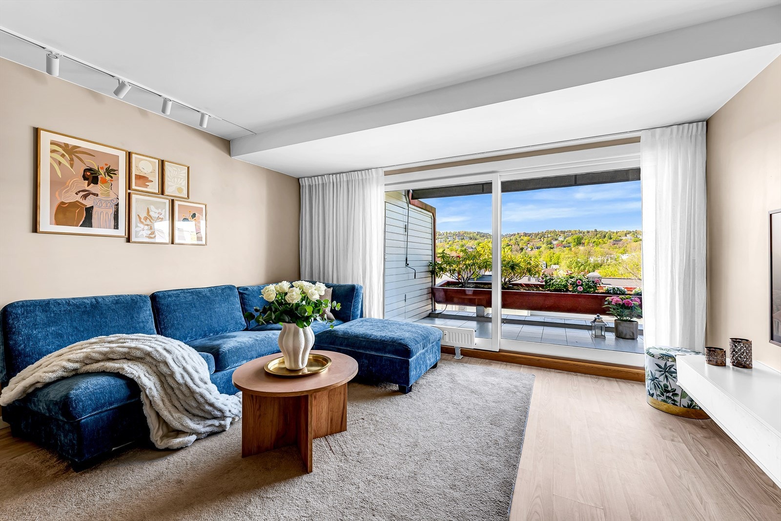 Store vindusflater slipper rikelig med dagslys inn i rommet. Galleribilde