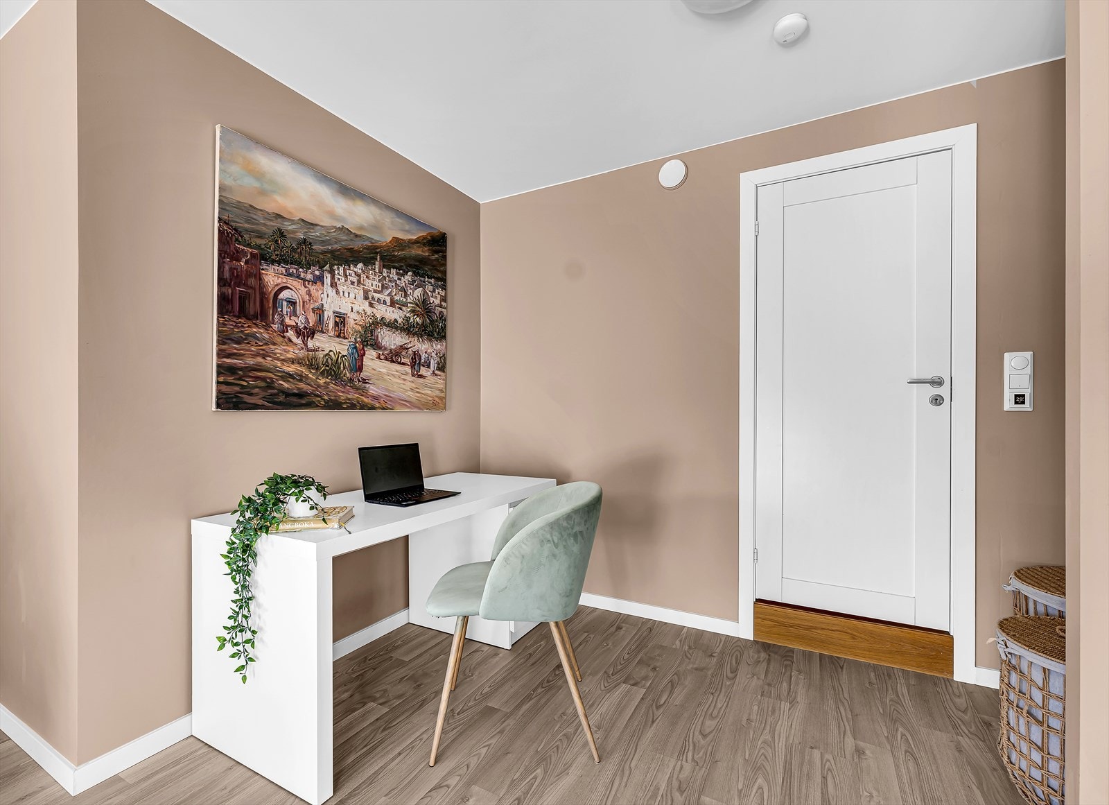 Uavhengig av om du ønsker et hjemmekontor eller ekstra skapplass, gir det adskilte hjørnet ved baderommet deg fleksibiliteten til å tilpasse rommet etter behov Galleribilde