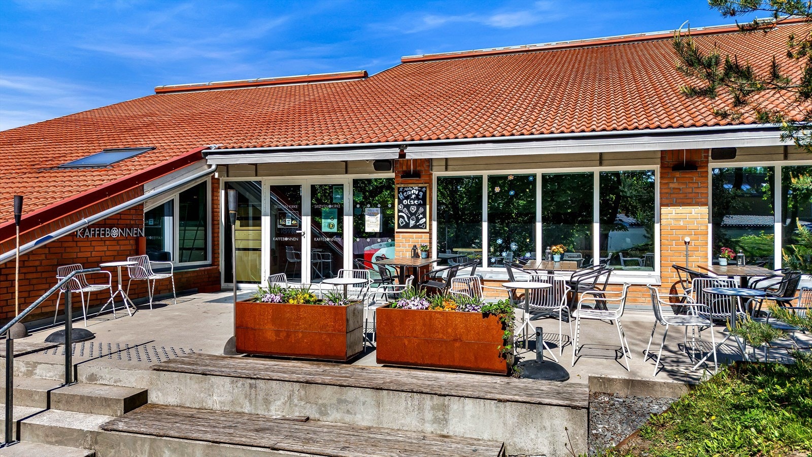 Hyggelig kafé og nærbutikken 500meter unna Galleribilde