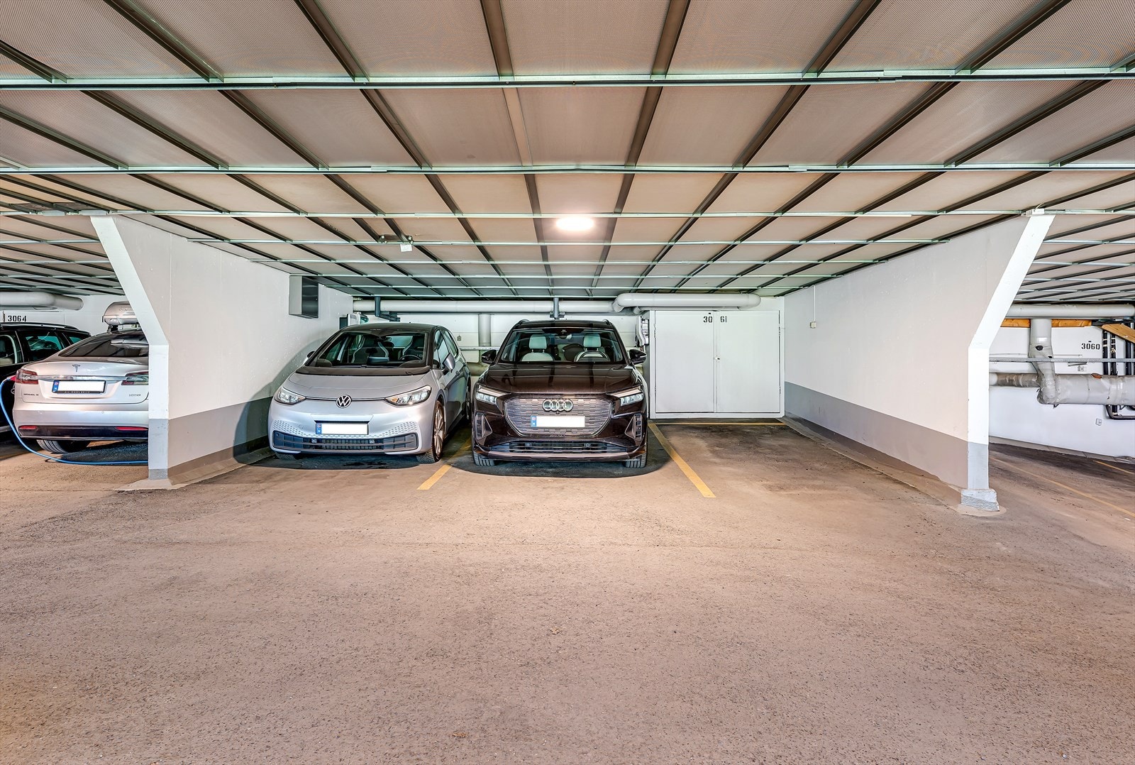 Parkeringsplassen, som ligger praktisk plassert i midten, følger boligen og er utstyrt med EL bil lader. Galleribilde