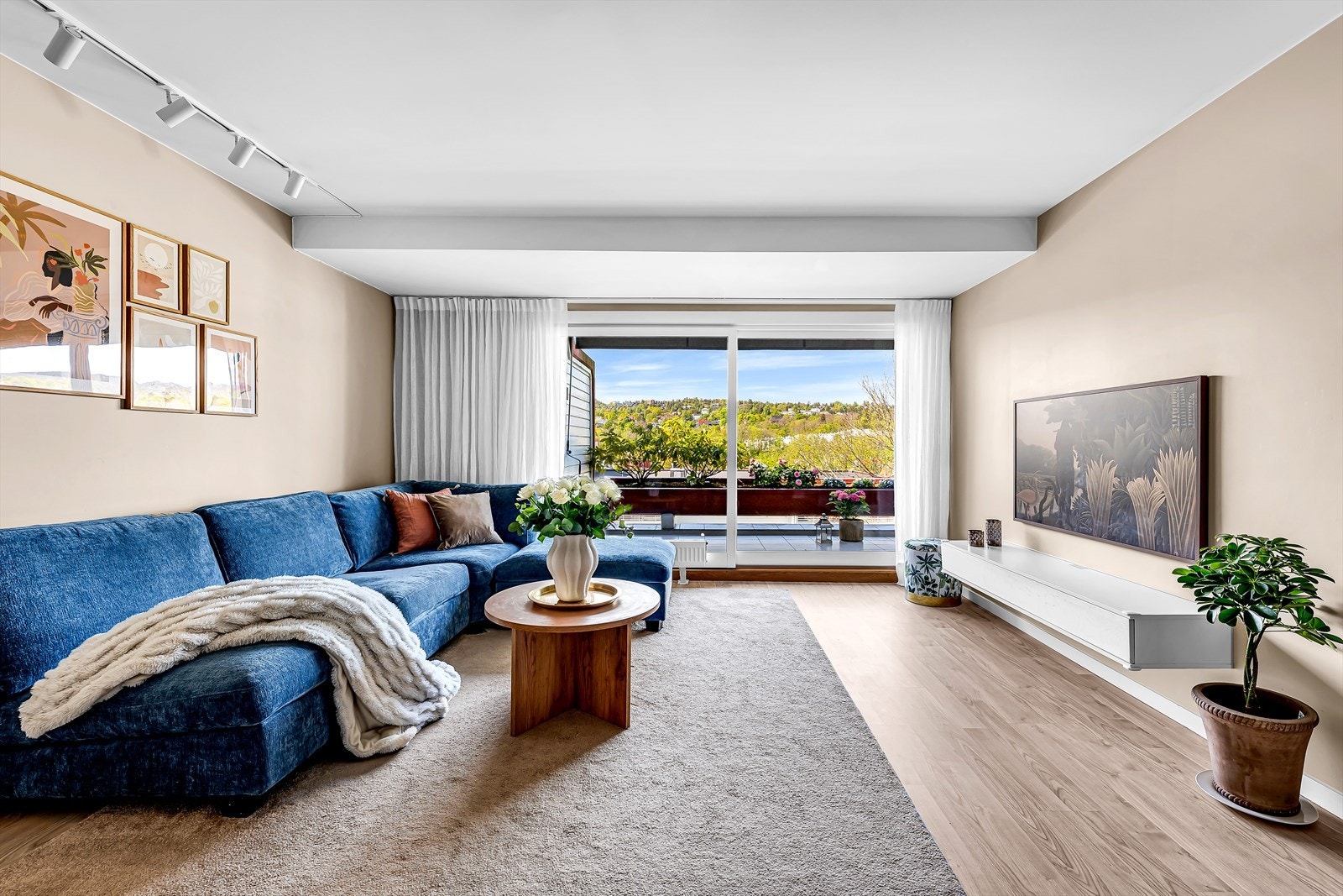 Stuen har naturlige møbleringssoner som gir deg stor frihet til å innrede etter egen smak og behov. Galleribilde