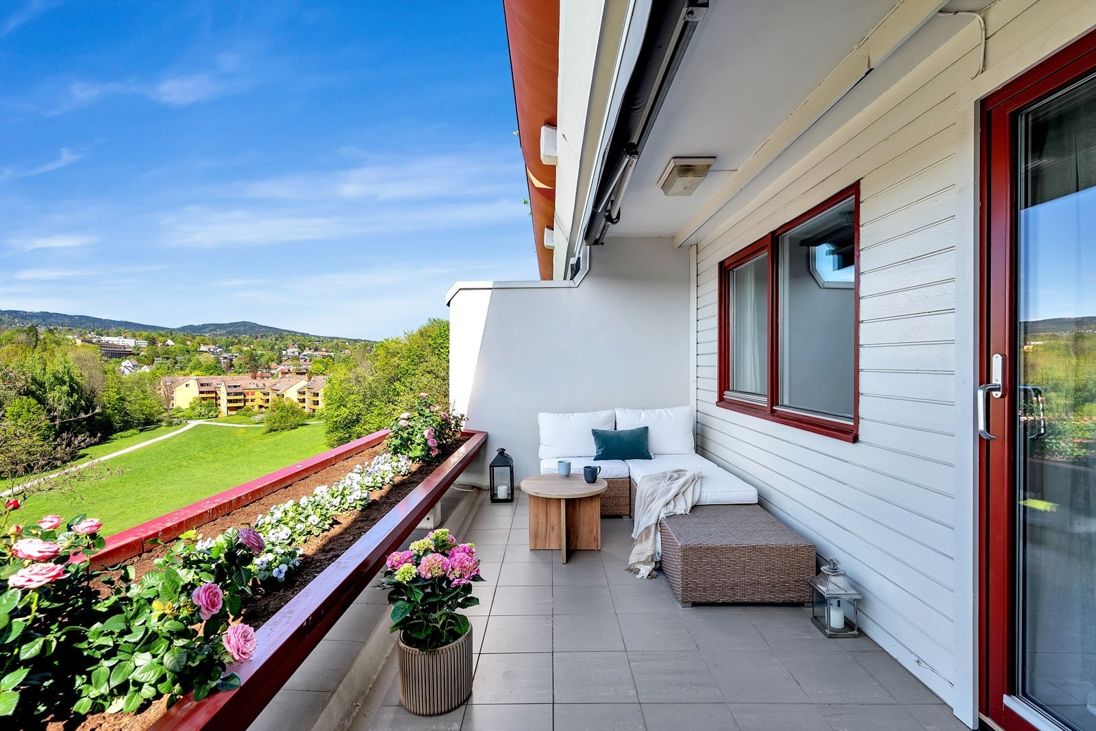 Vestvendt balkong med utsikt mot grøntareal. Galleribilde