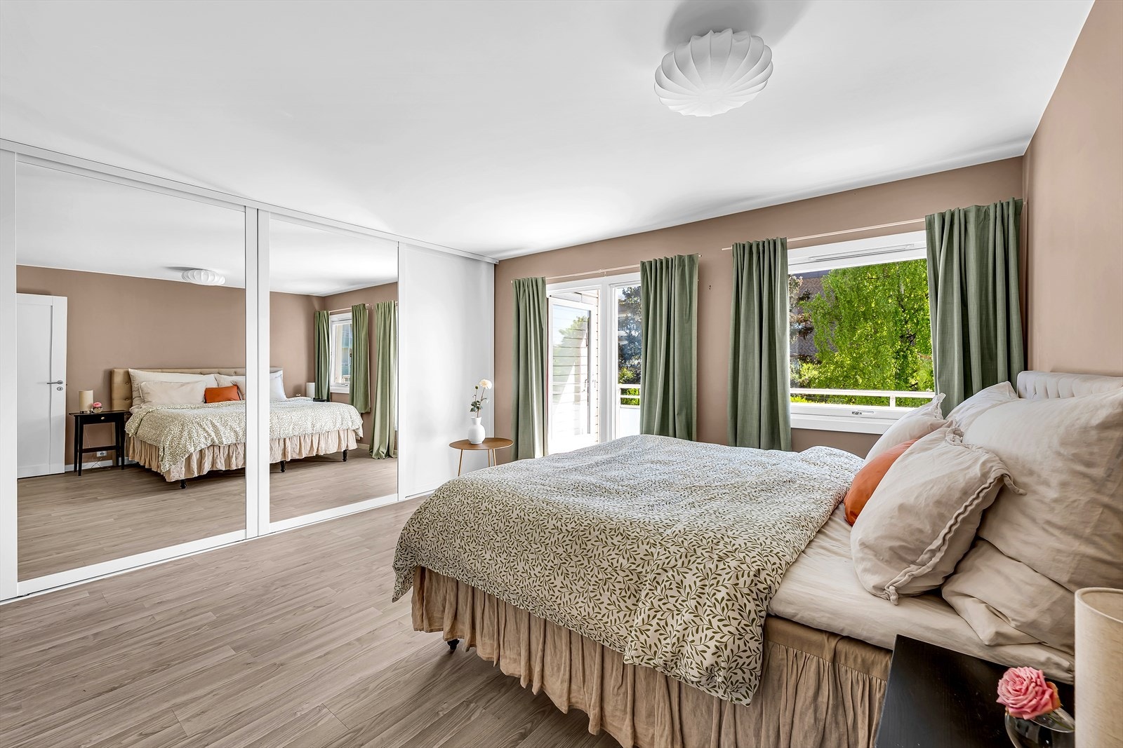 Hovedsoverom m/plassbygd garderobe løsning med skyve dører for å optimalisere bruken av plassen på soverommet, Galleribilde