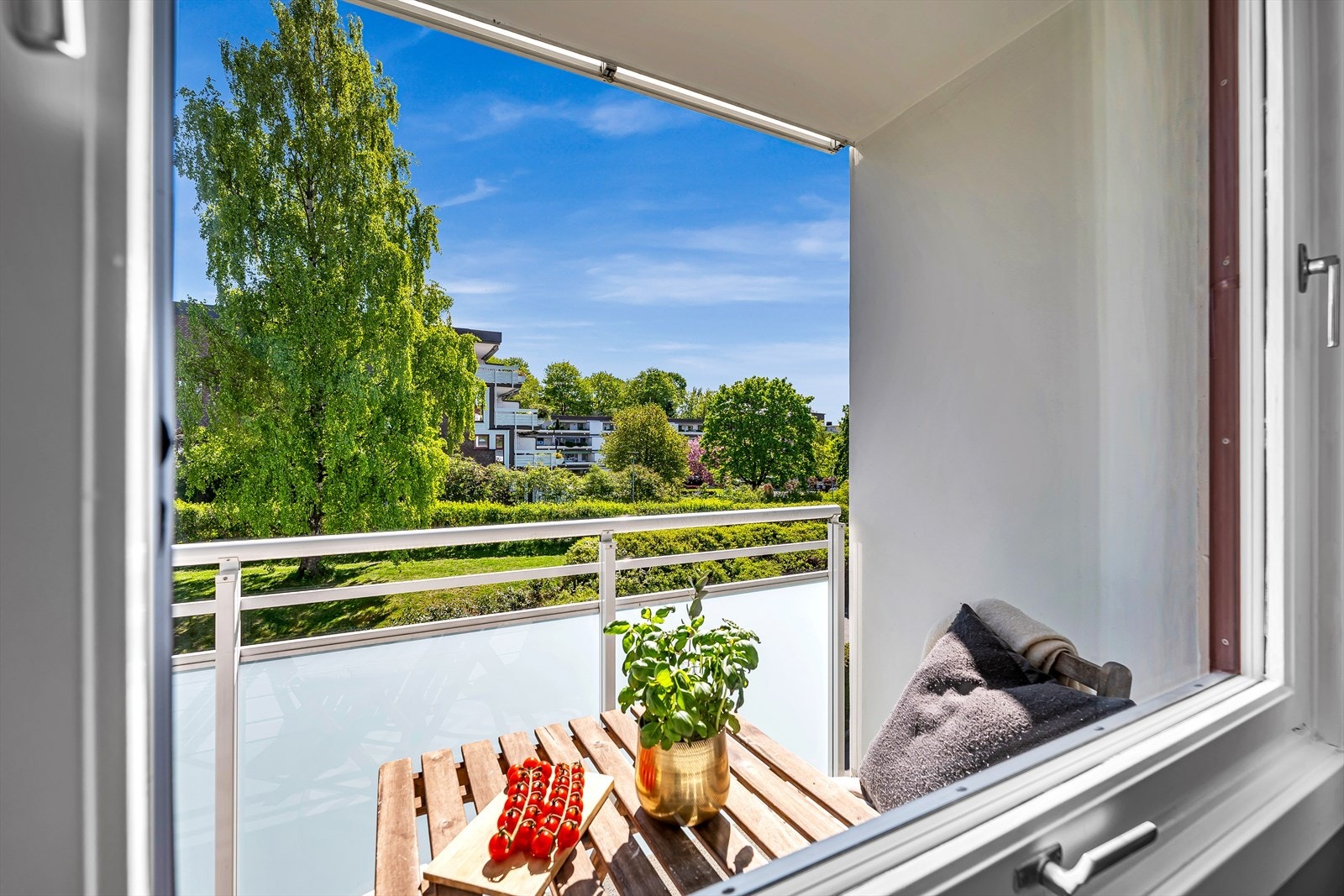 Fra soverom 2 har du utsikt mot en rolig og frodig bakgård Galleribilde