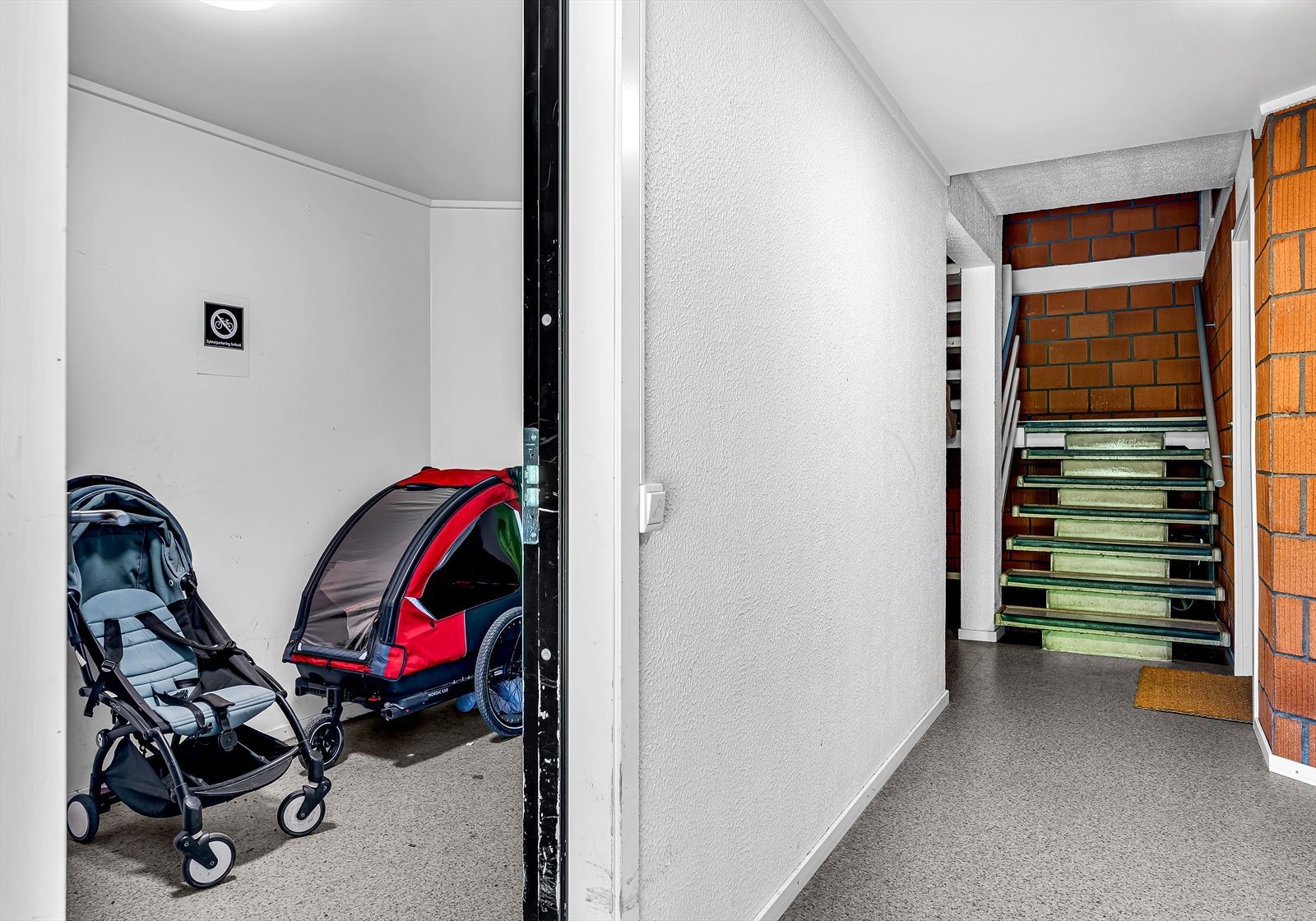 Praktisk fellesbod i inngangen for barnevogner Galleribilde