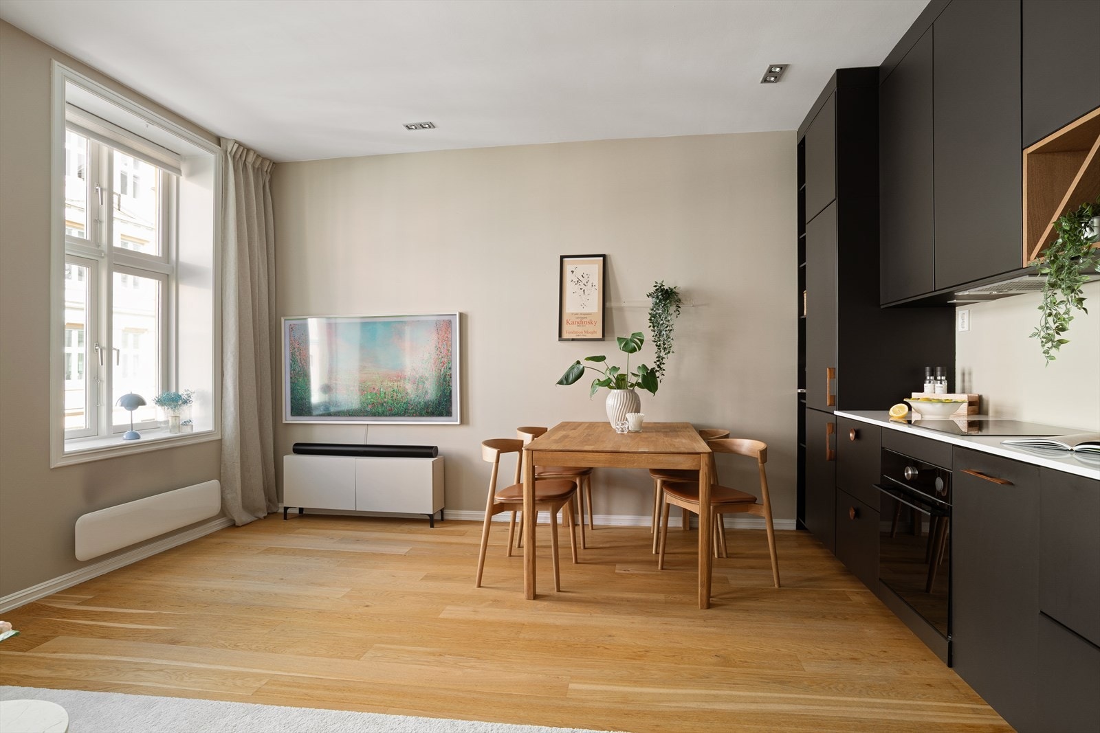 De store vinduene slipper inn rikelig med lys. Den åpne sosiale planløsningen er perfekt for deg som er glad i å invitere og kokkelere. De brede vinduskarmene er ypperlig som ekstra sitteplass når man har veldig mange gjester på besøk. Galleribilde