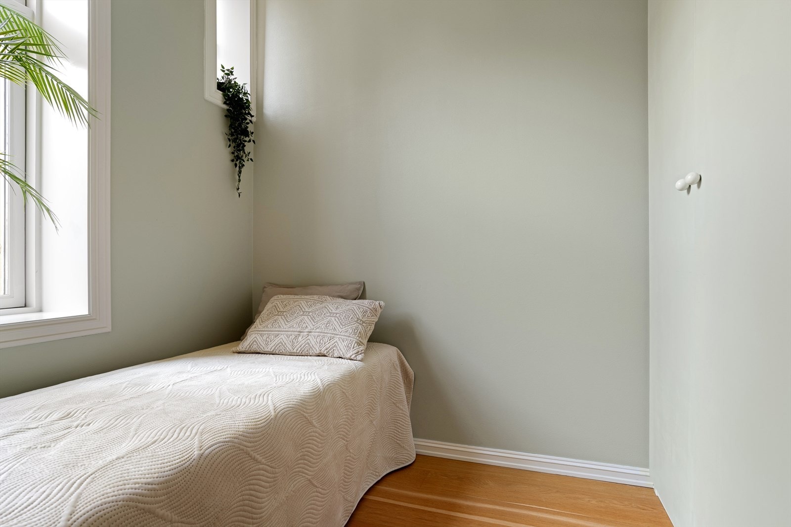Det er mulig å få inn seng på opptil 140cm om man tar av veggovnen (hvis ikke - 120cm). Begge soverommene ligger vendt mot den rolige bakgården. Galleribilde