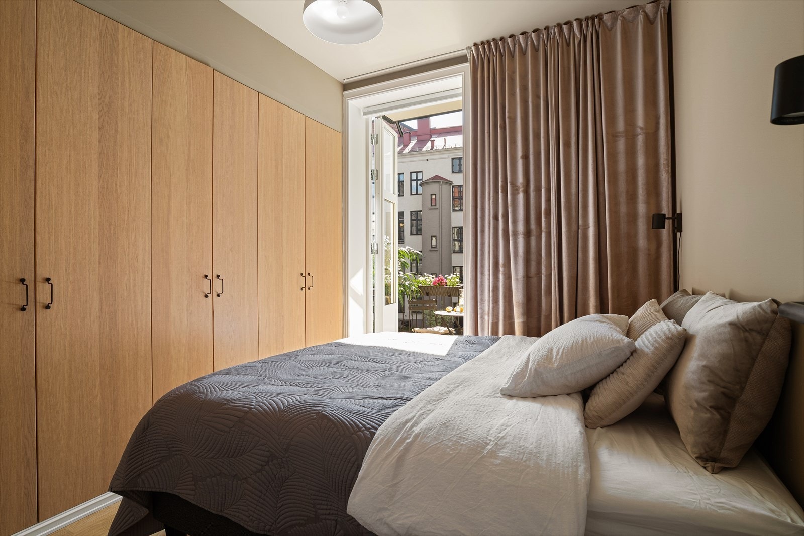 Det flotte hovedsoverommet gir deg deilige assosiasjoner til en hotellsuite. Galleribilde