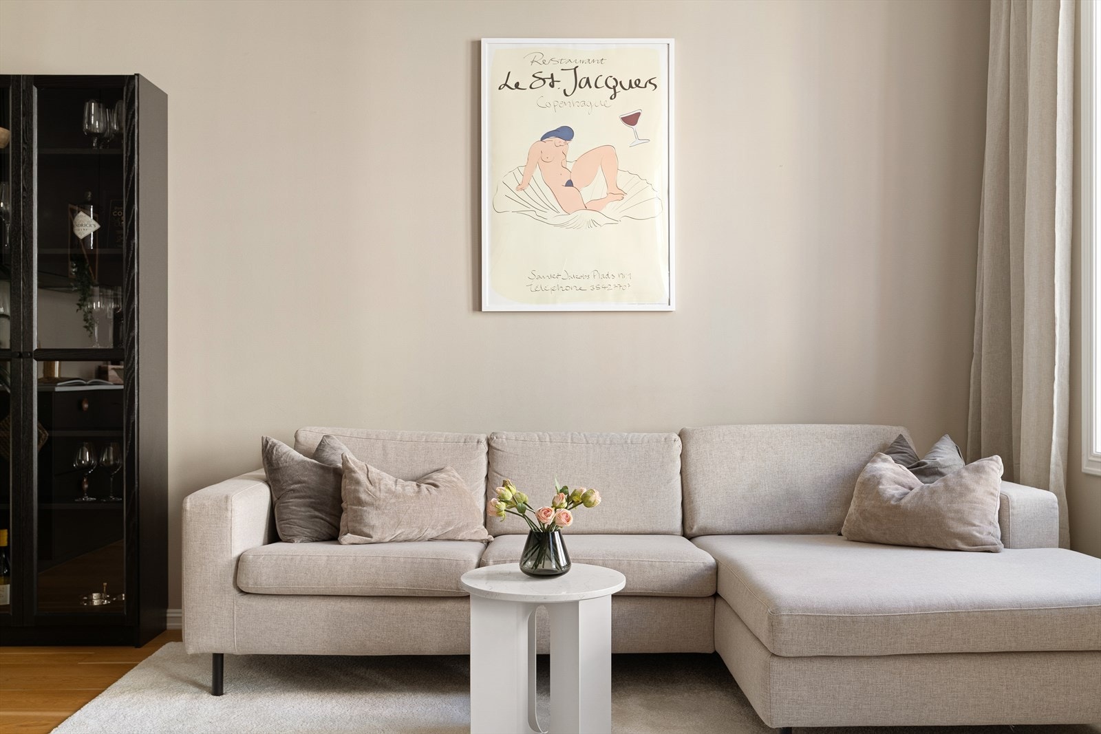 Sofaen finner sin naturlige plassering ved vinduet, og selv med den åpne løsningen føles rommet behagelig delt i soner. Det er lett å føle seg hjemme i disse fine omgivelsene. Galleribilde