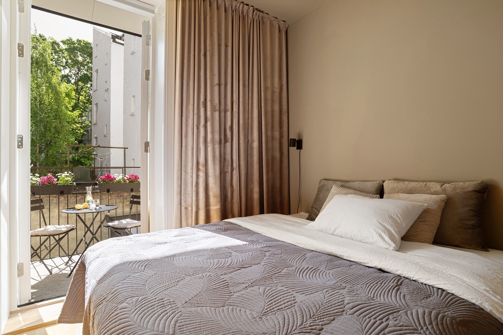 Her er det god plass til en dobbeltseng, og de fine hotellgardinene sørger for behagelig skjerming. Galleribilde