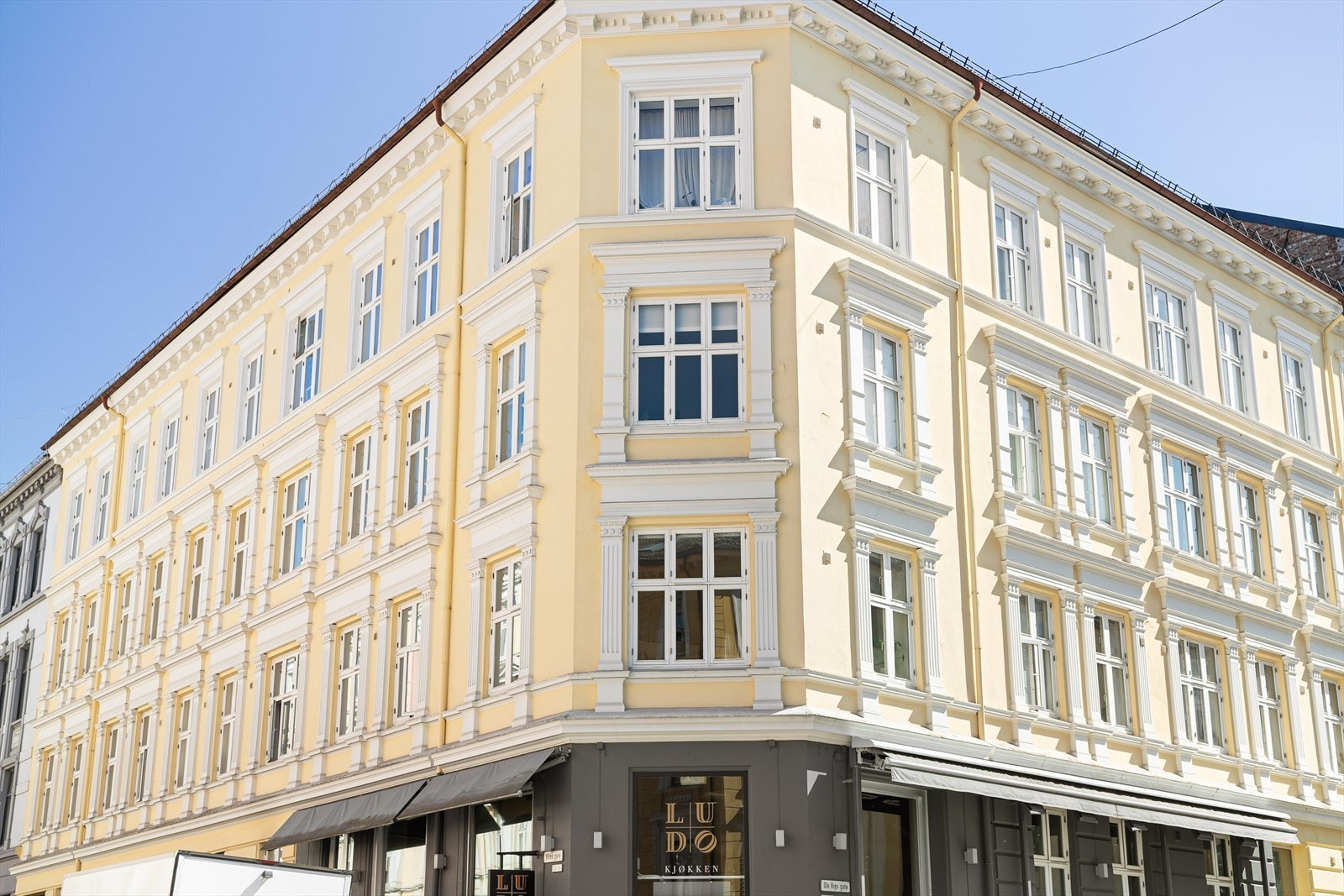 Den vakre, klassiske gården har fått kosmetiske og funksjonelle oppgraderinger siste årene, herunder oppusset inngangsparti og lys i bakgård, utbygging av nytt fibernettverk fra Telenor, kontroll av utvendig fasade med restaurering flere steder. Galleribilde
