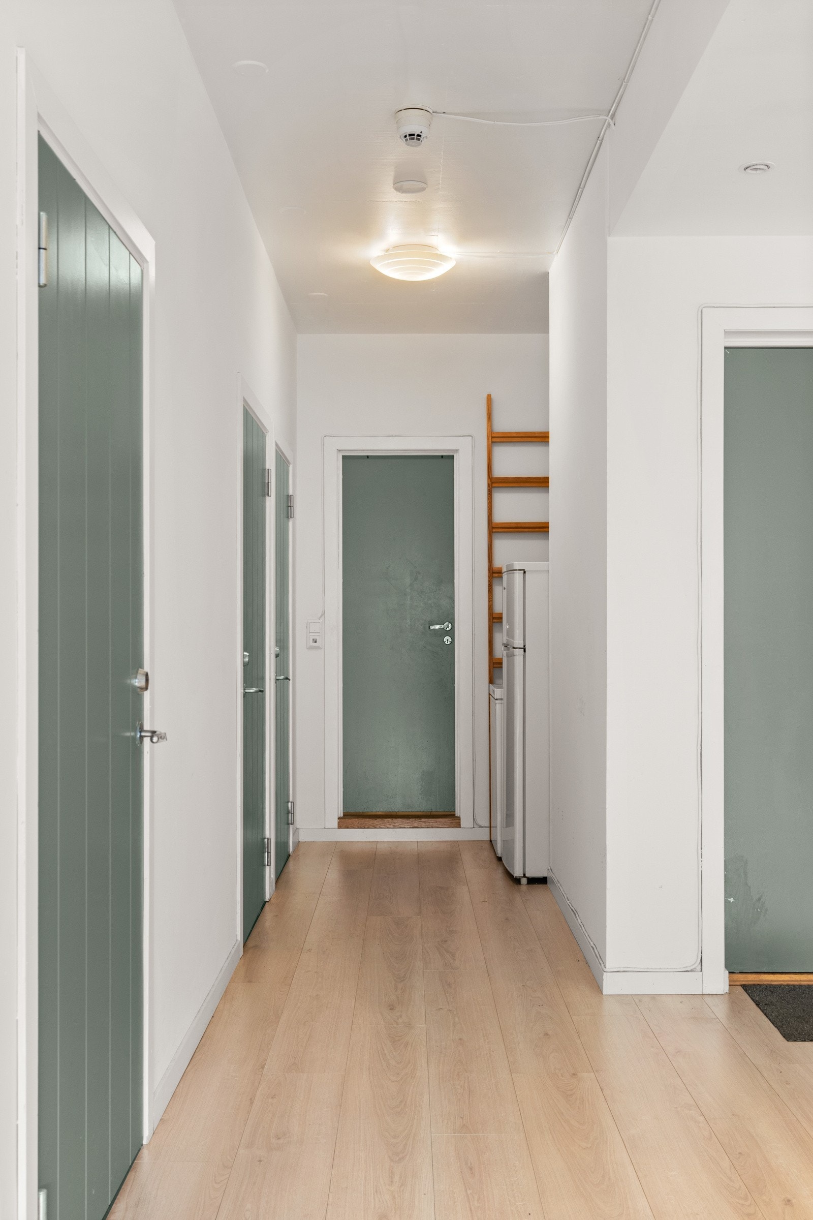 Hyggelig mellomgang / entré som gir rikelig med oppbevaringsmuligheter. Galleribilde