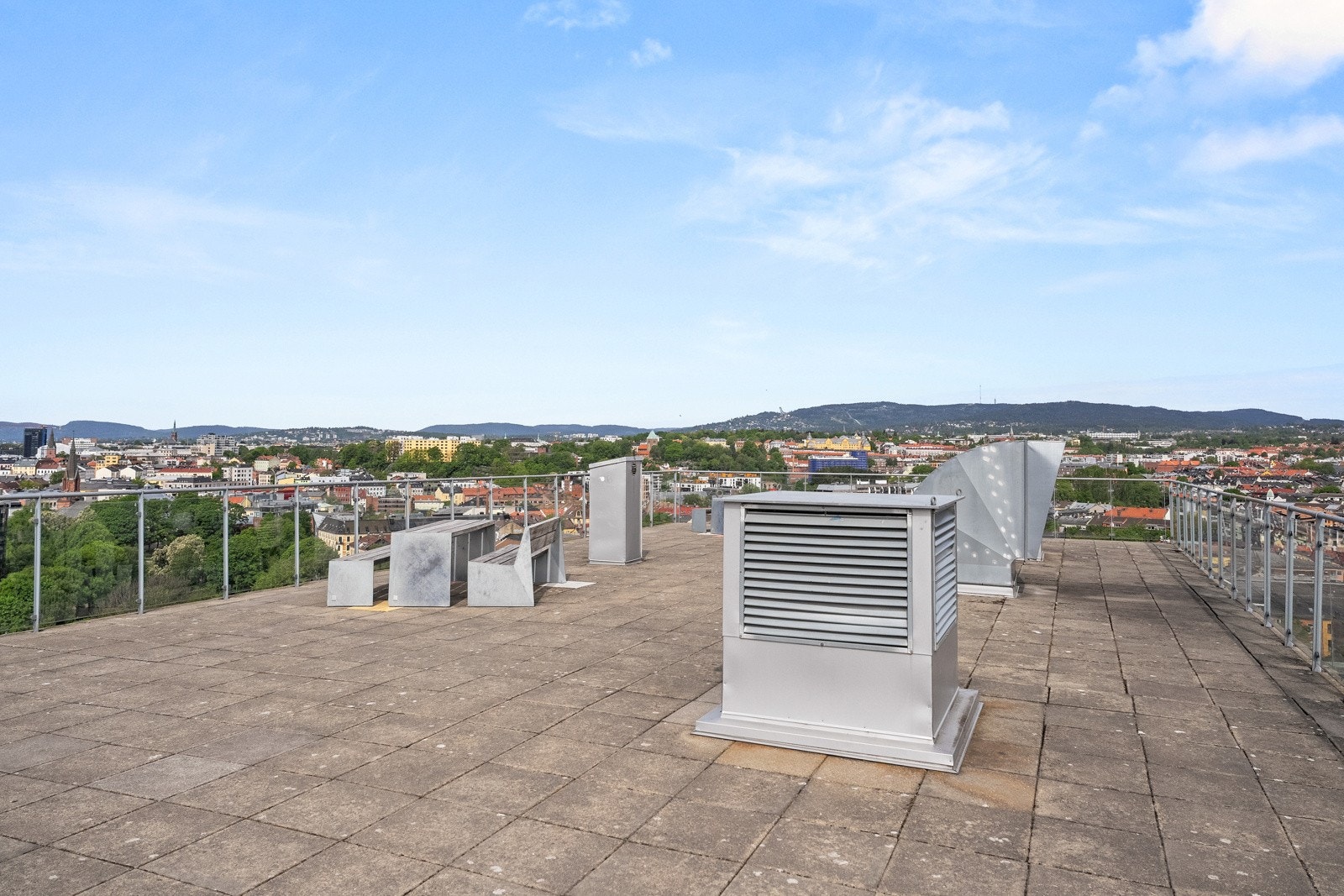 Flere sittegrupper for beboerne, og garantert gode solforhold. Galleribilde