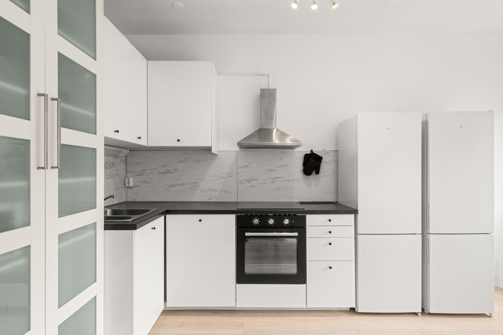 Boligen er beliggende i byggets 3. etasje med heisadkomst, og har blandt annet et romslig og flott kjøkken. Galleribilde