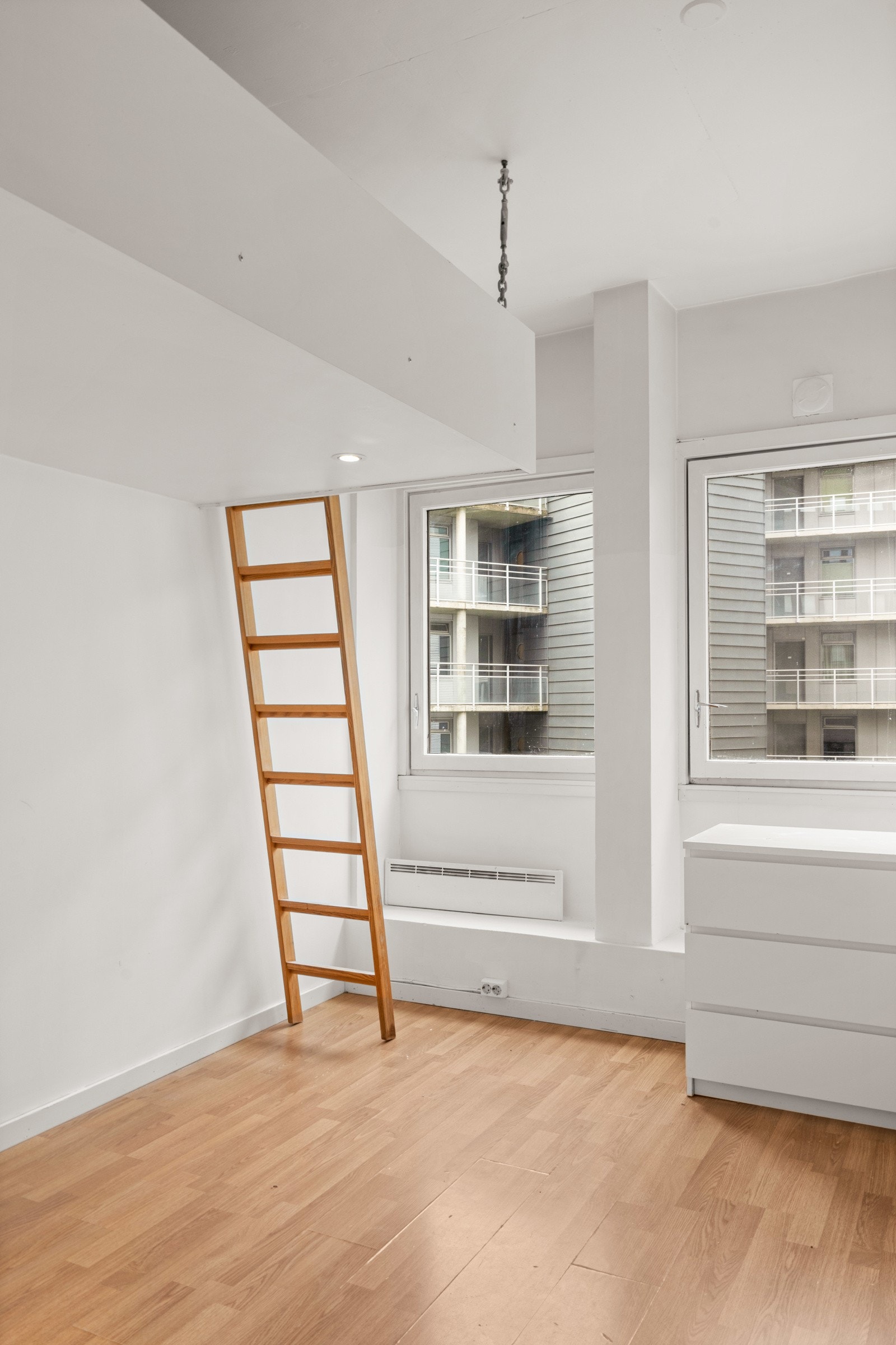 Soverom 1 med adkomst til hems, og ellers god plass til kommode / kontorpult. Galleribilde