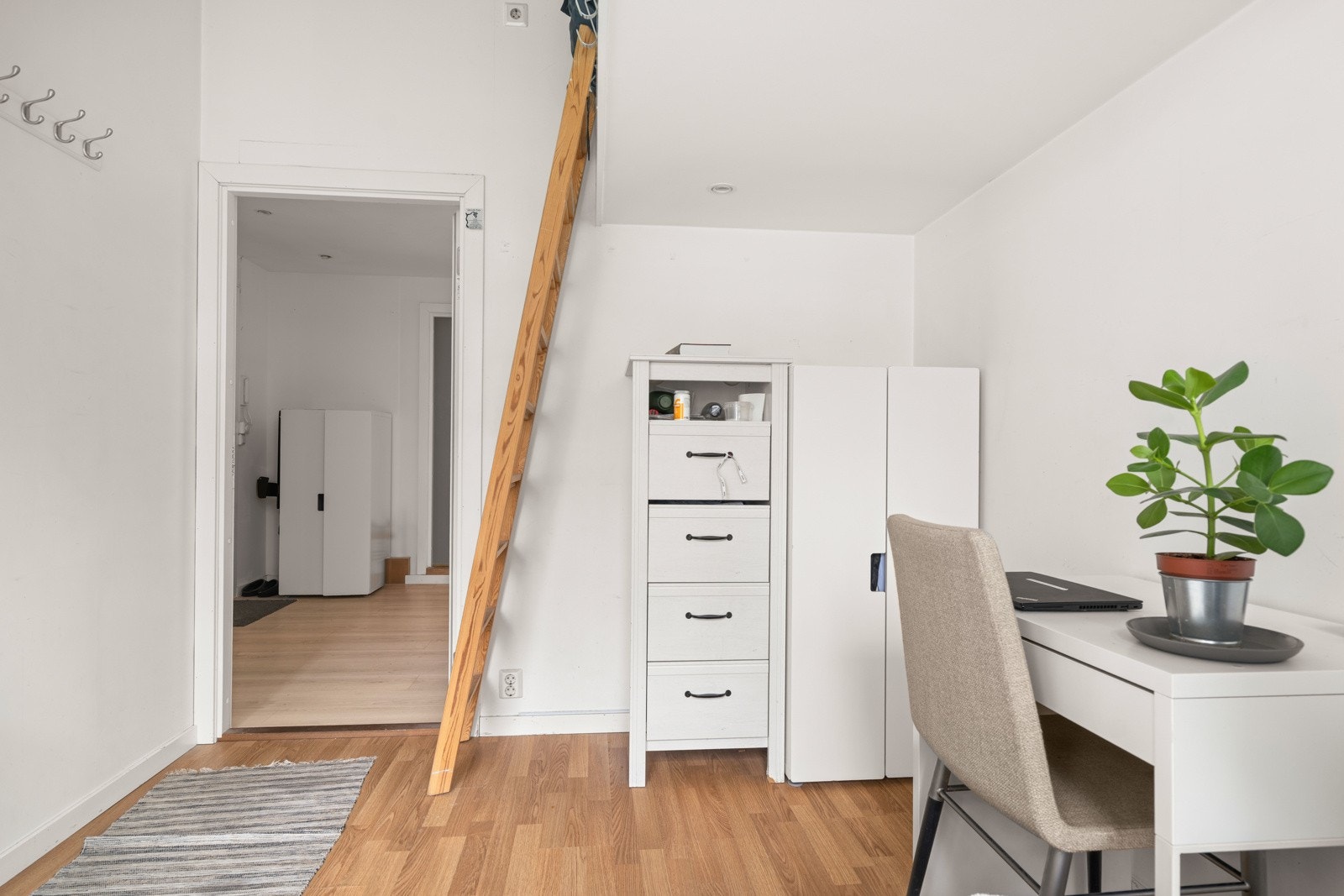 Praktisk hems med gode muligheter for oppbevaring, samt mulighet for garderobeskap under hems. Galleribilde