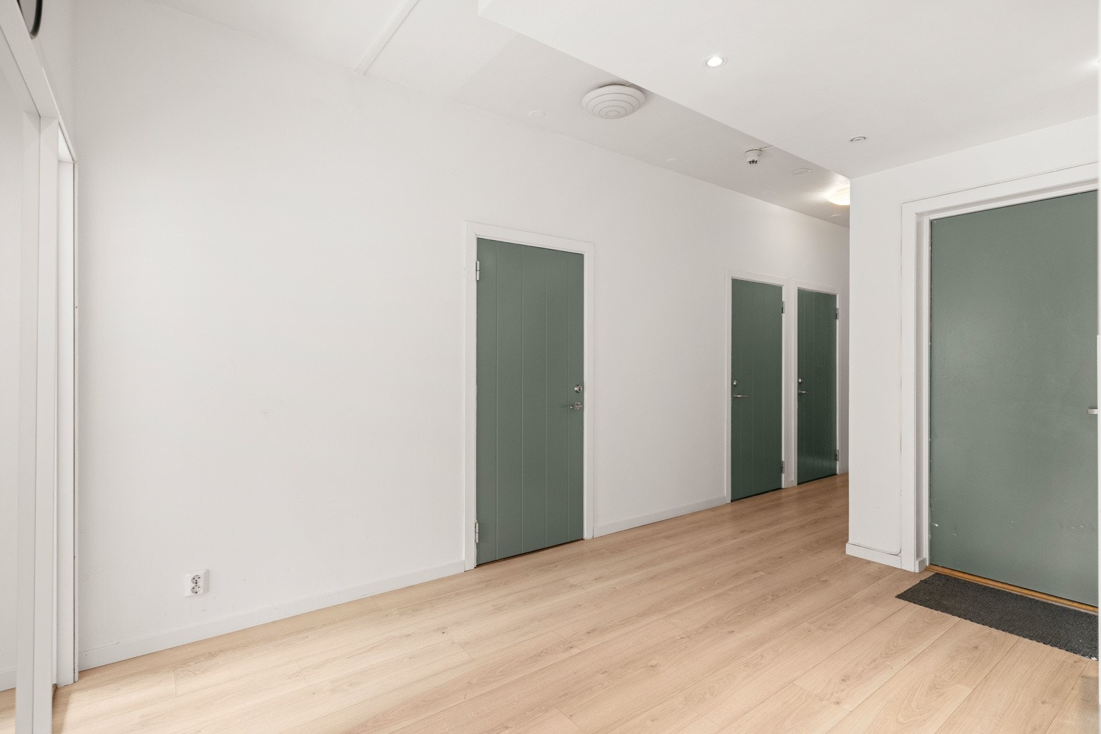 Det er også plass til andre oppbevaringsløsninger som skoskap, kommode, knagger etc. Dørcallinganlegg med portåpner. Galleribilde