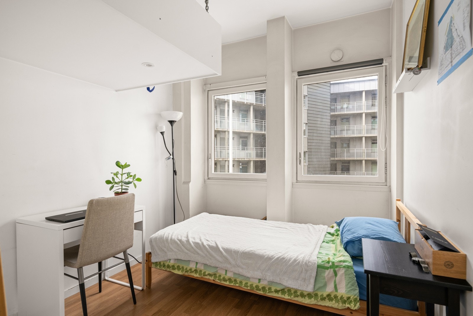 Soverom to har også god plass til dobbeltseng, nattbord og kontorpult. Galleribilde