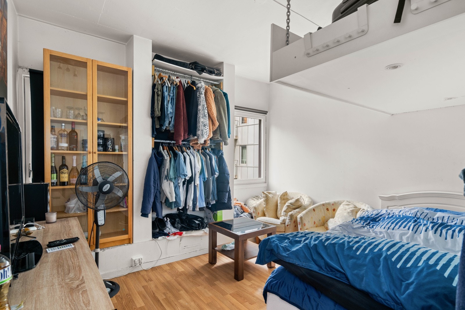 Soverom tre har i likhet med de andre soverommene hems, samt god plass til dobbetlseng, kontorpult, garderobeskap mm. Galleribilde