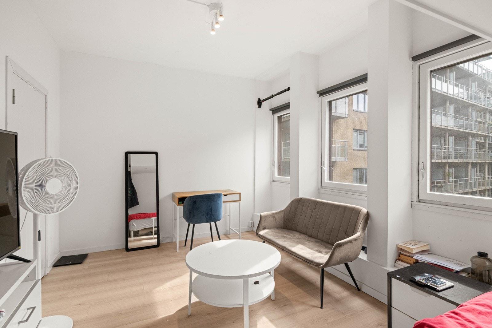 Gode møbleringsmuligheter med plass til sofaseksjon og tilhørende møblement. Galleribilde