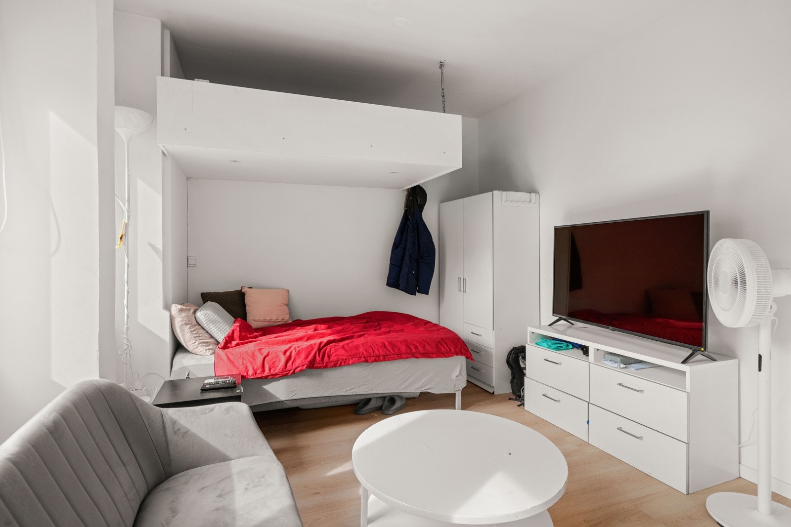 Også plass til kontorpult og dobbeltseng. Praktisk hems over seng gir ekstera oppbevaring. Galleribilde