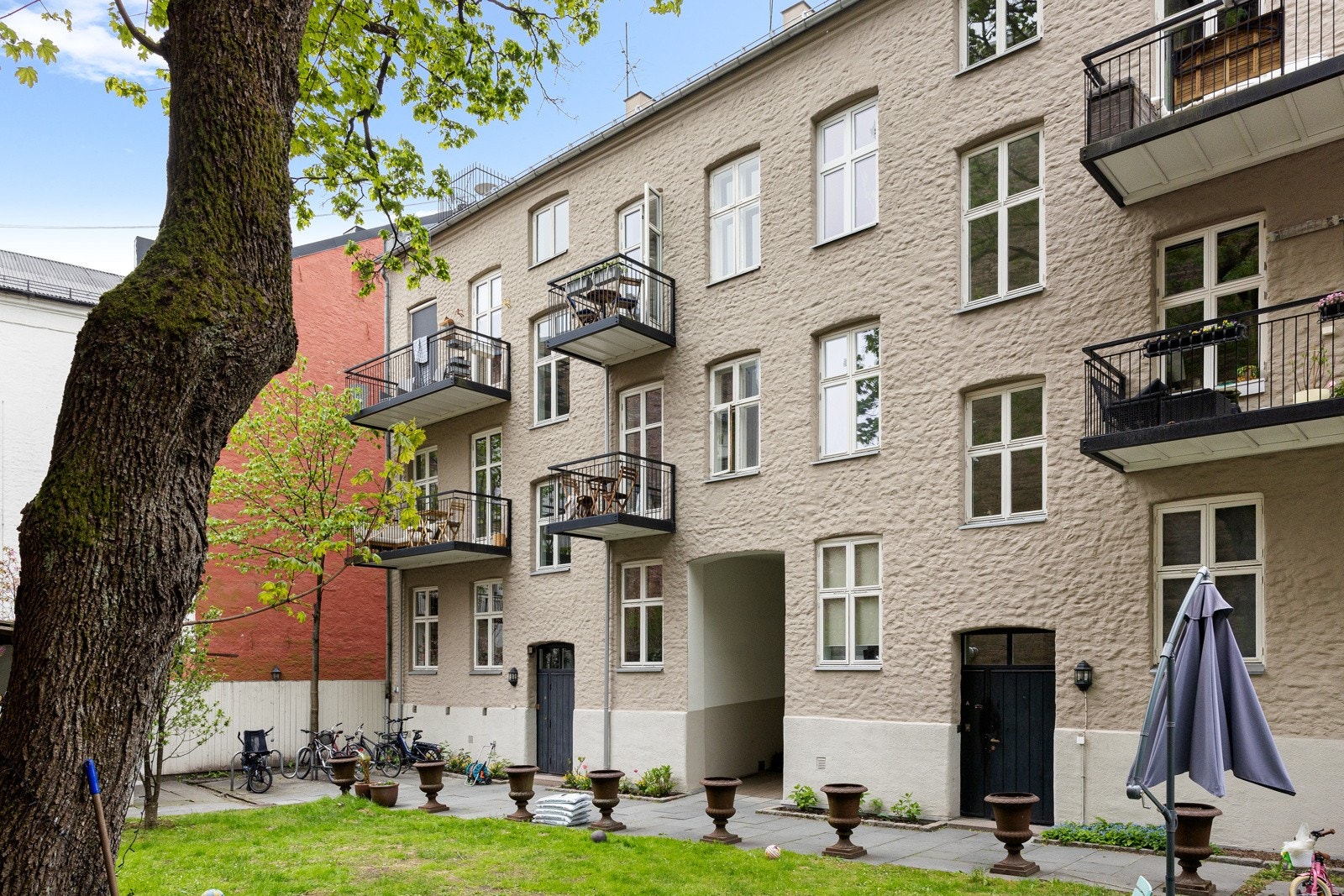 Frimanns gate 18 er en klassisk boliggård med flott fasade Galleribilde