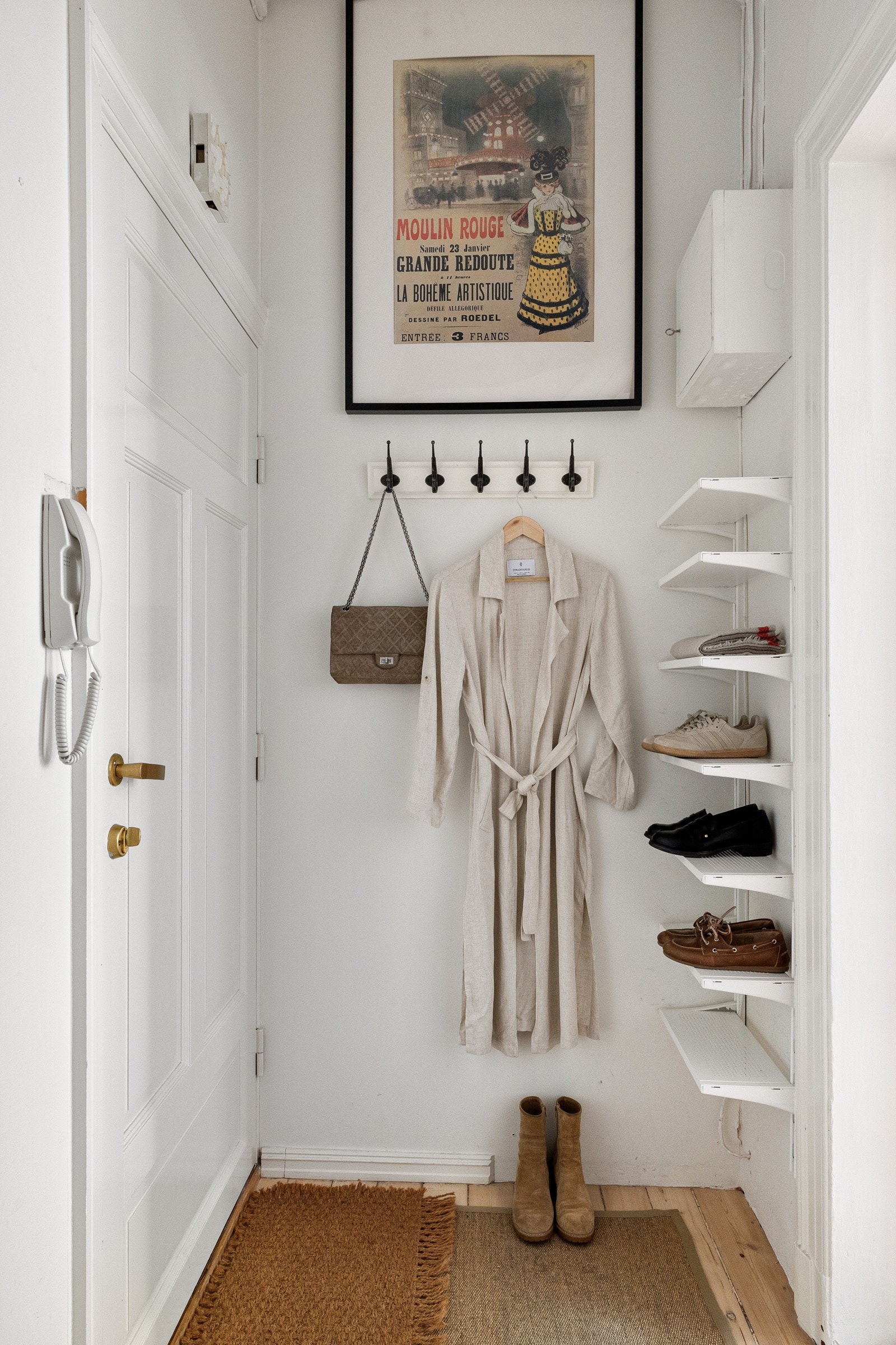 Romslig entré med knaggrekke til yttertøy og hyllesystem for oppbevaring av sko Galleribilde