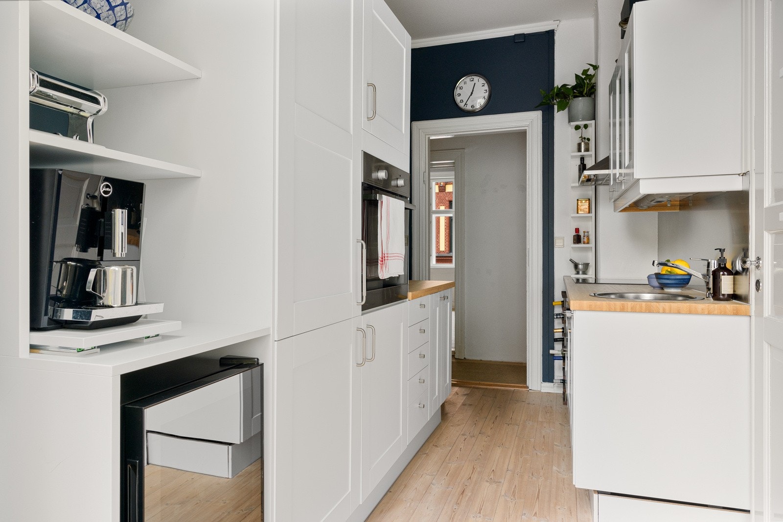 Kjøkkenet er oppgradert i 2021 med plassbygde hyller, ny benkeplate og ny platetopp Galleribilde