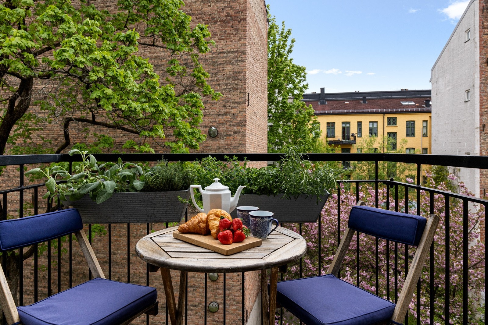 Balkongen har en sydvendt beliggenhet med gode solforhold på formiddagen Galleribilde